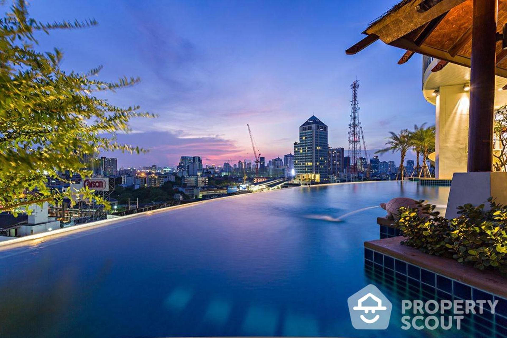 Condominium in Phra Khanong, Krung Thep Maha Nakhon 12865591