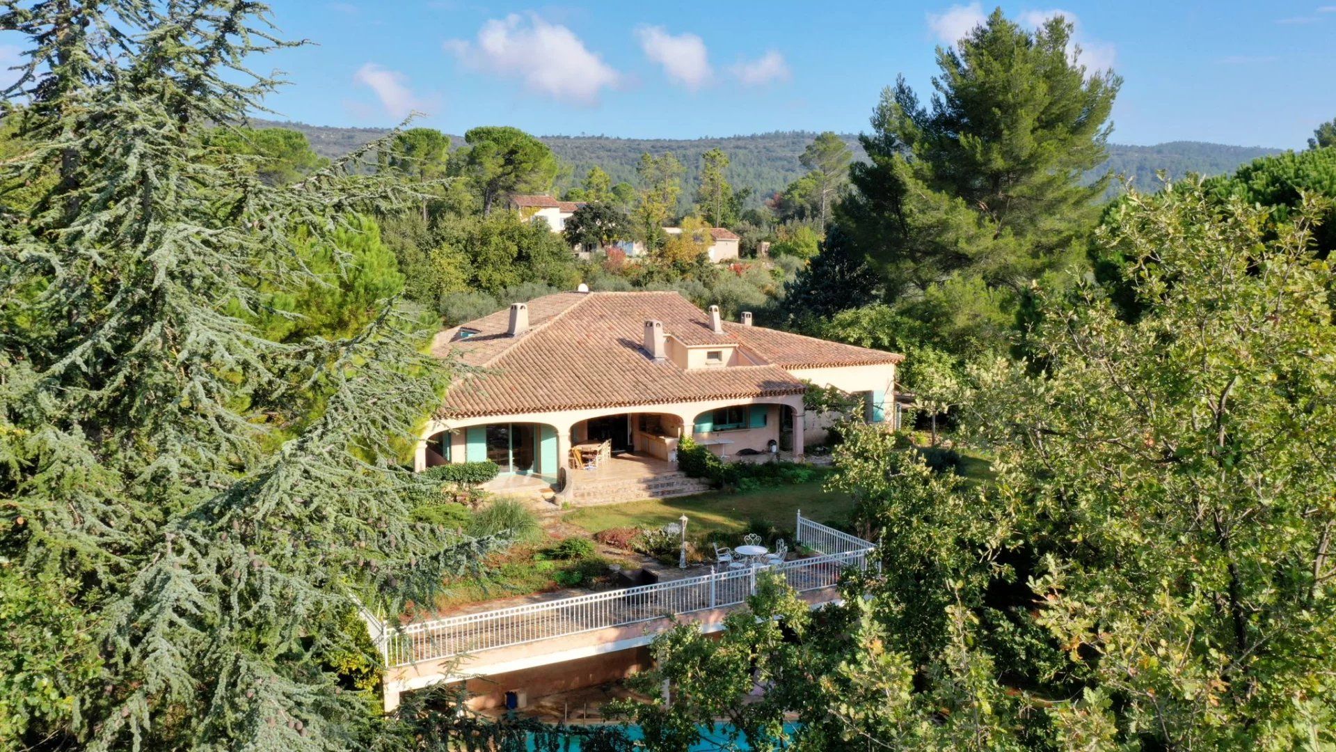 Talo sisään Brignoles, Provence-Alpes-Cote d'Azur 12867642