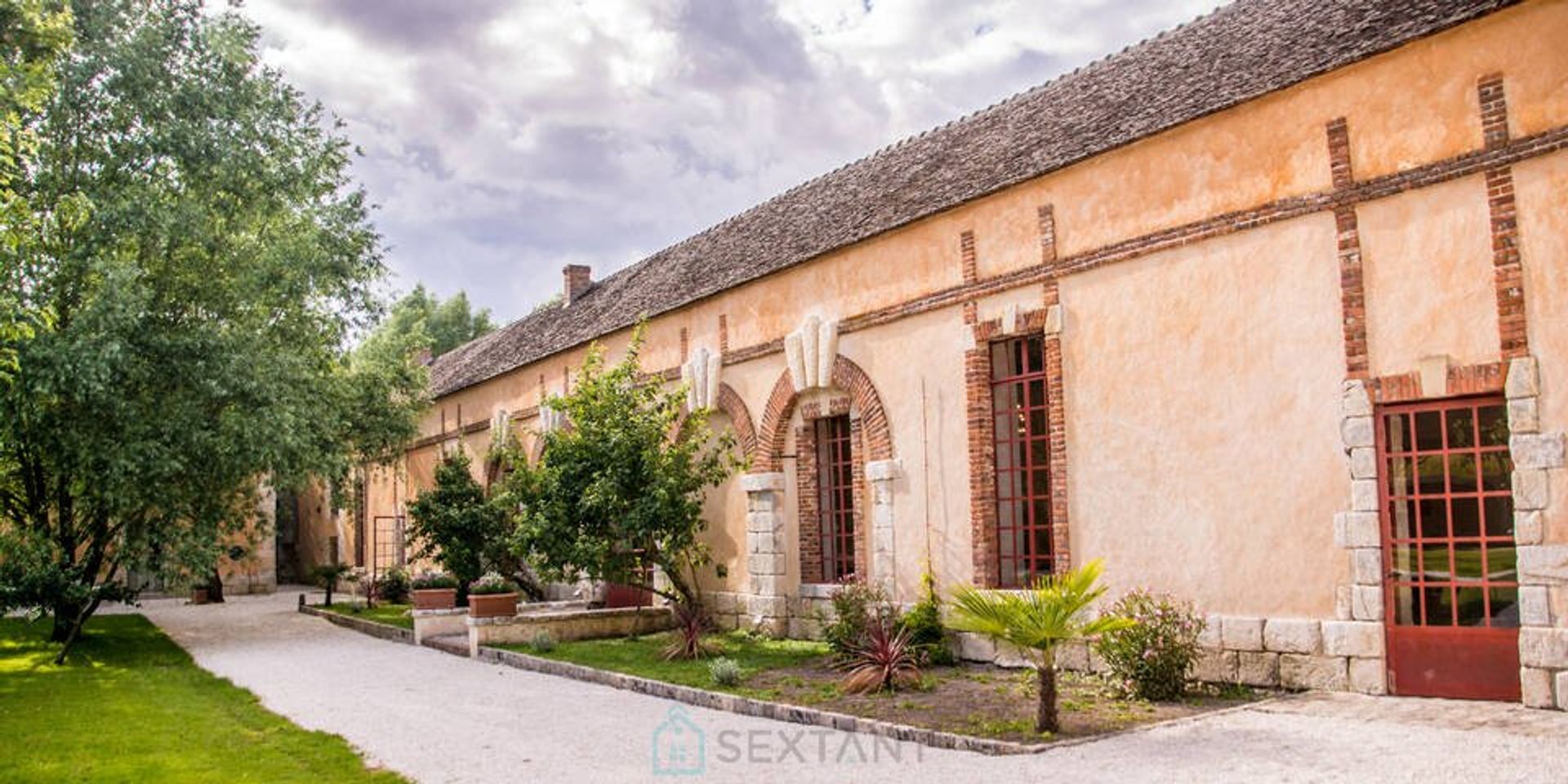 Другой в Fontainebleau, Иль-де-Франс 12867992