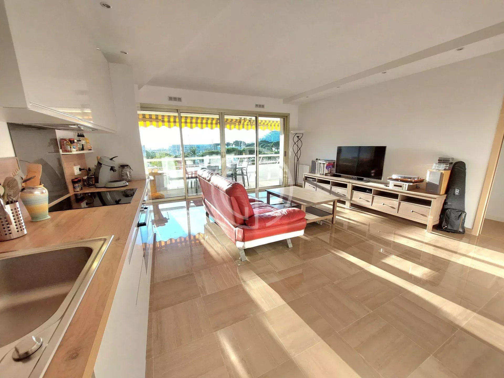 Condominium in Villeneuve-Loubet, Provence-Alpes-Côte d'Azur 12869403