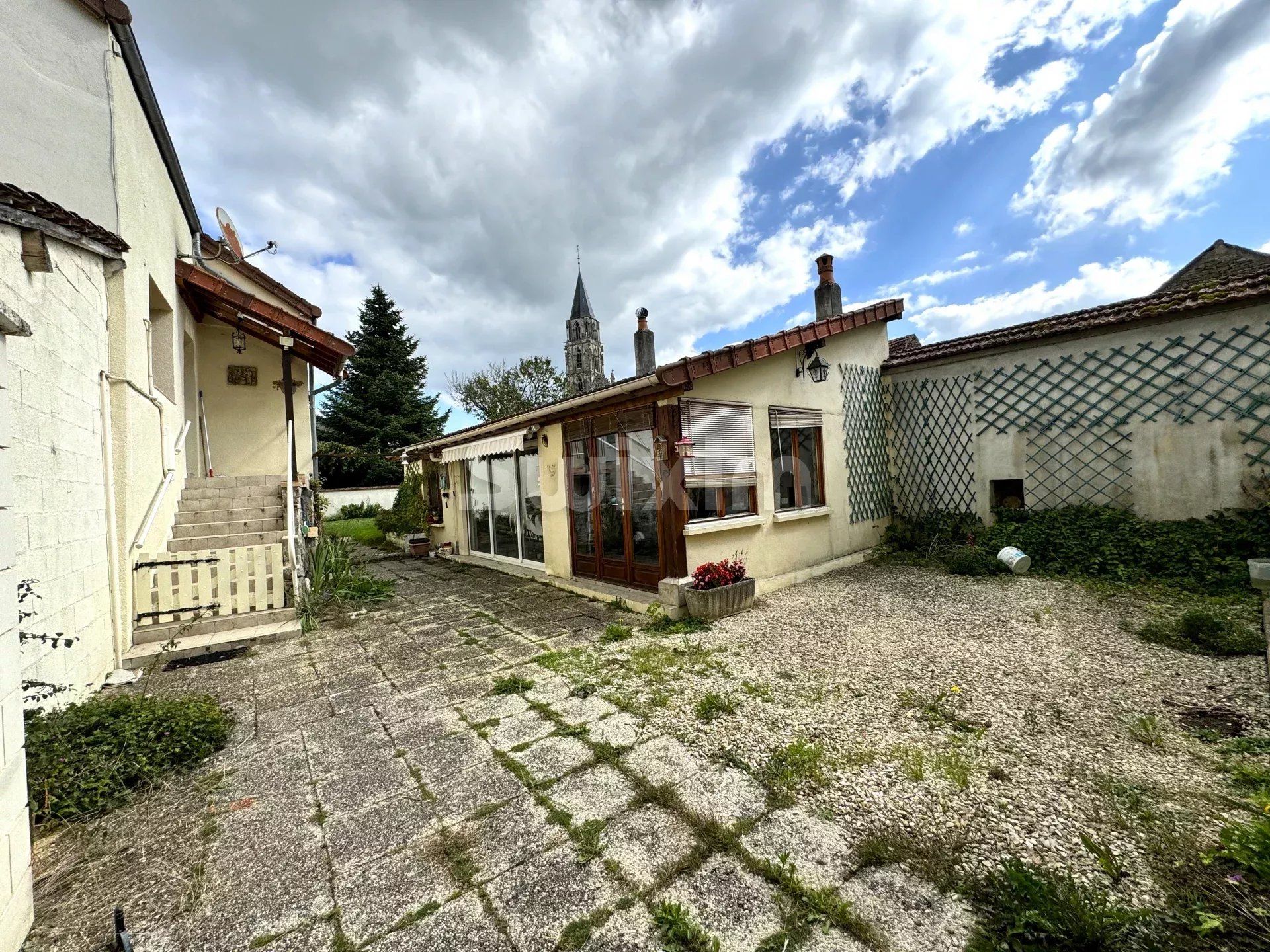 Residential in Vézelay, Yonne 12870977