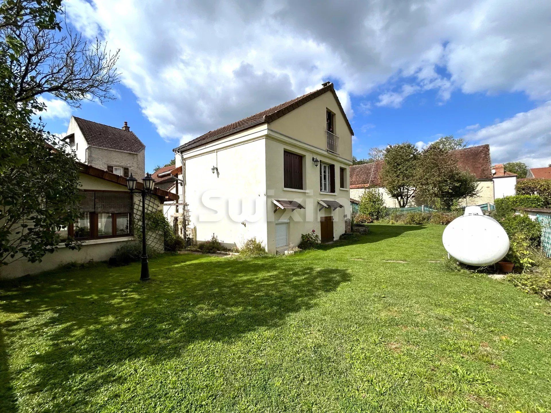 Residential in Vézelay, Yonne 12870977