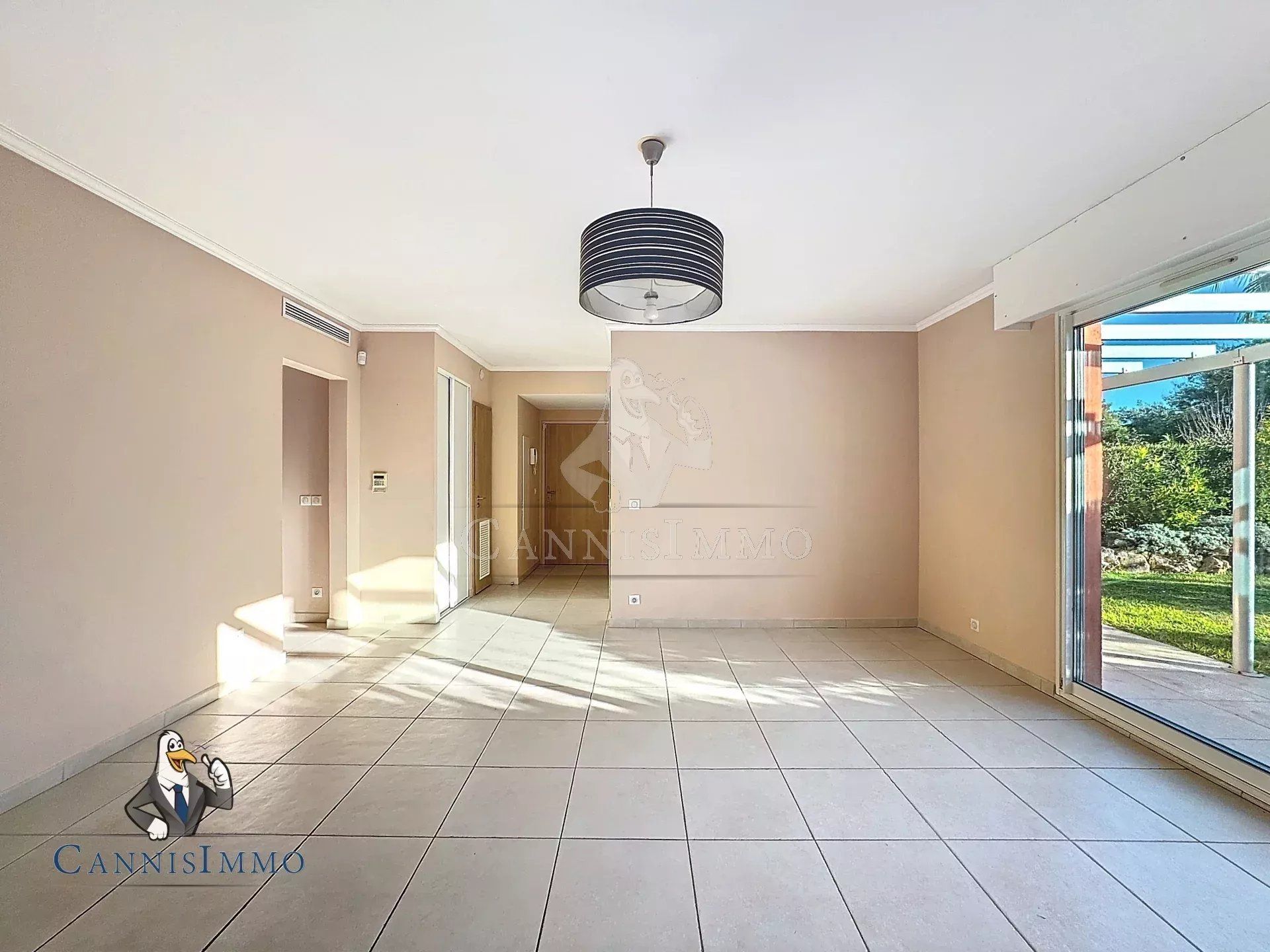 Condominium dans Mandelieu-la-Napoule, Provence-Alpes-Côte d'Azur 12873267