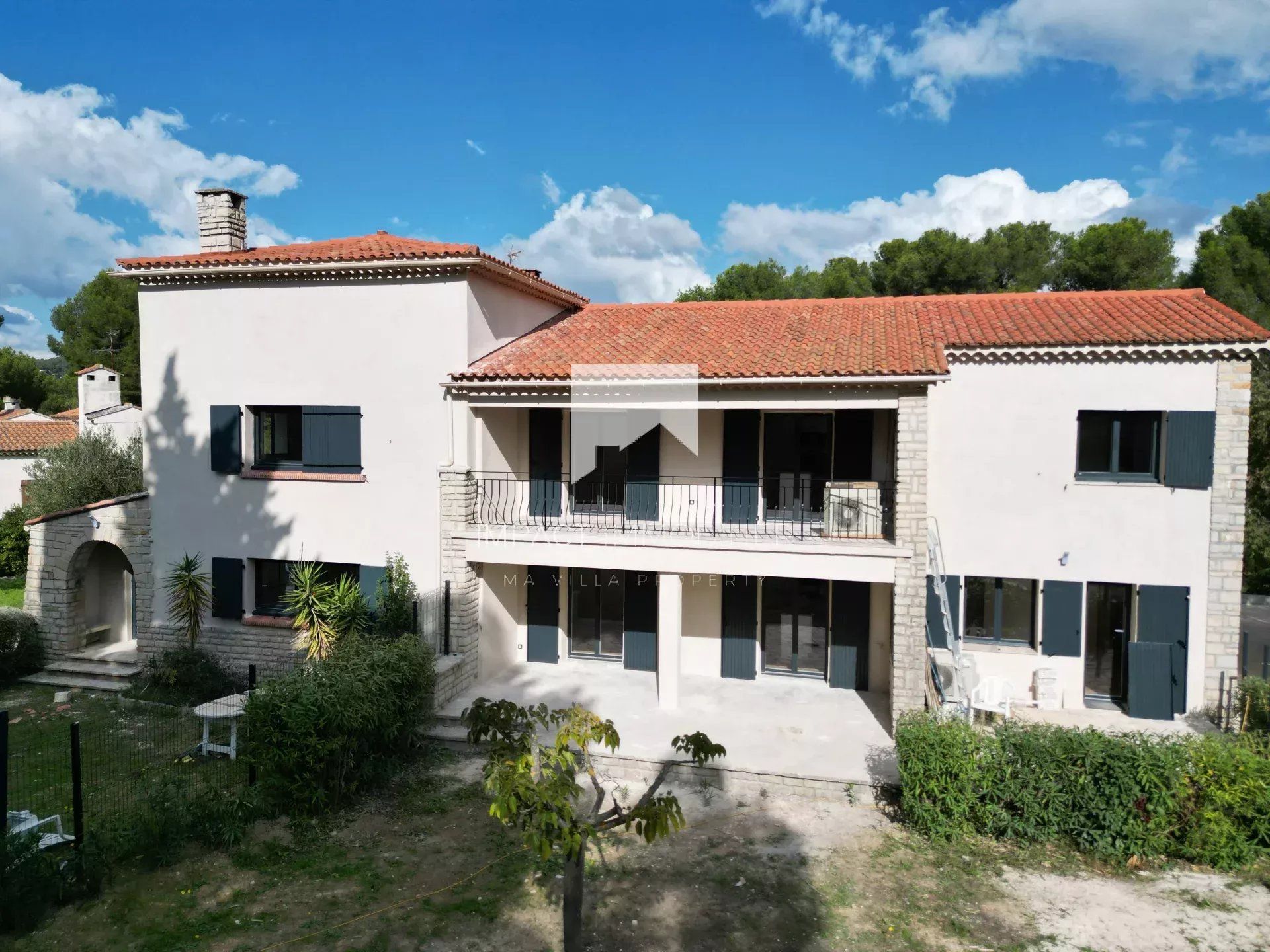 Condominium in Sanary-sur-Mer, Provence-Alpes-Cote d'Azur 12875589