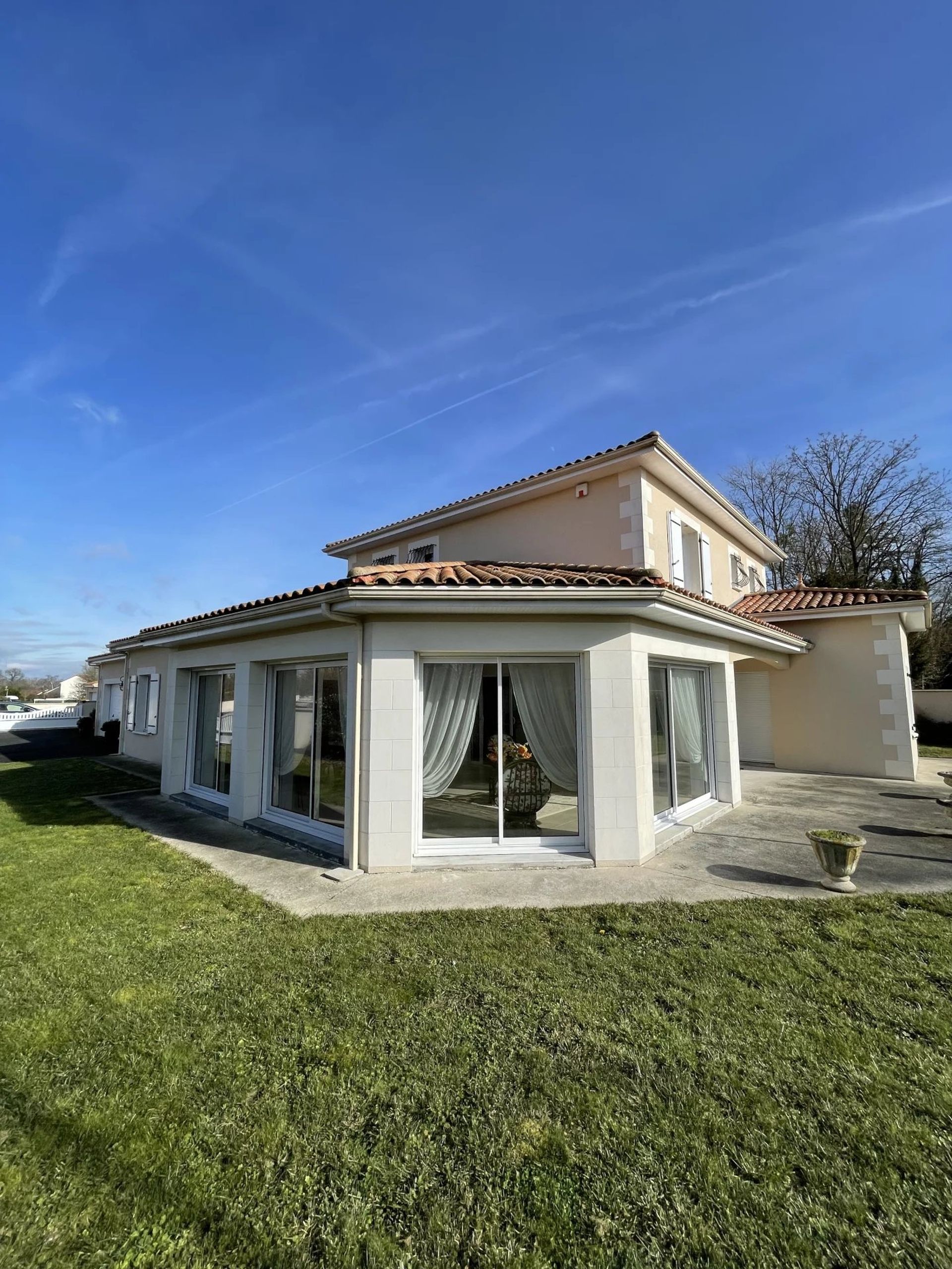 Condominium in Neuville-de-Poitou, Nouvelle-Aquitanië 12880568