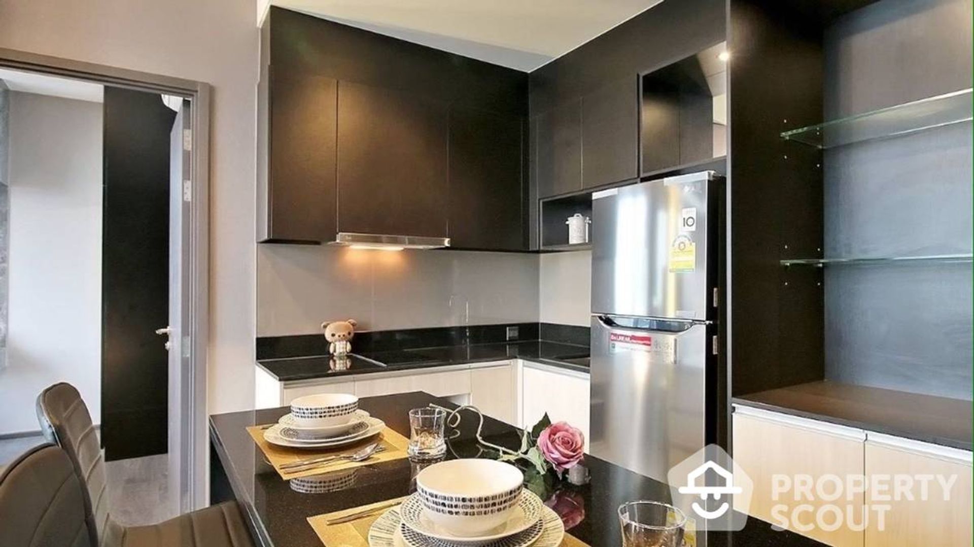 Condominium in Khlong Toei, Krung Thep Maha Nakhon 12881652