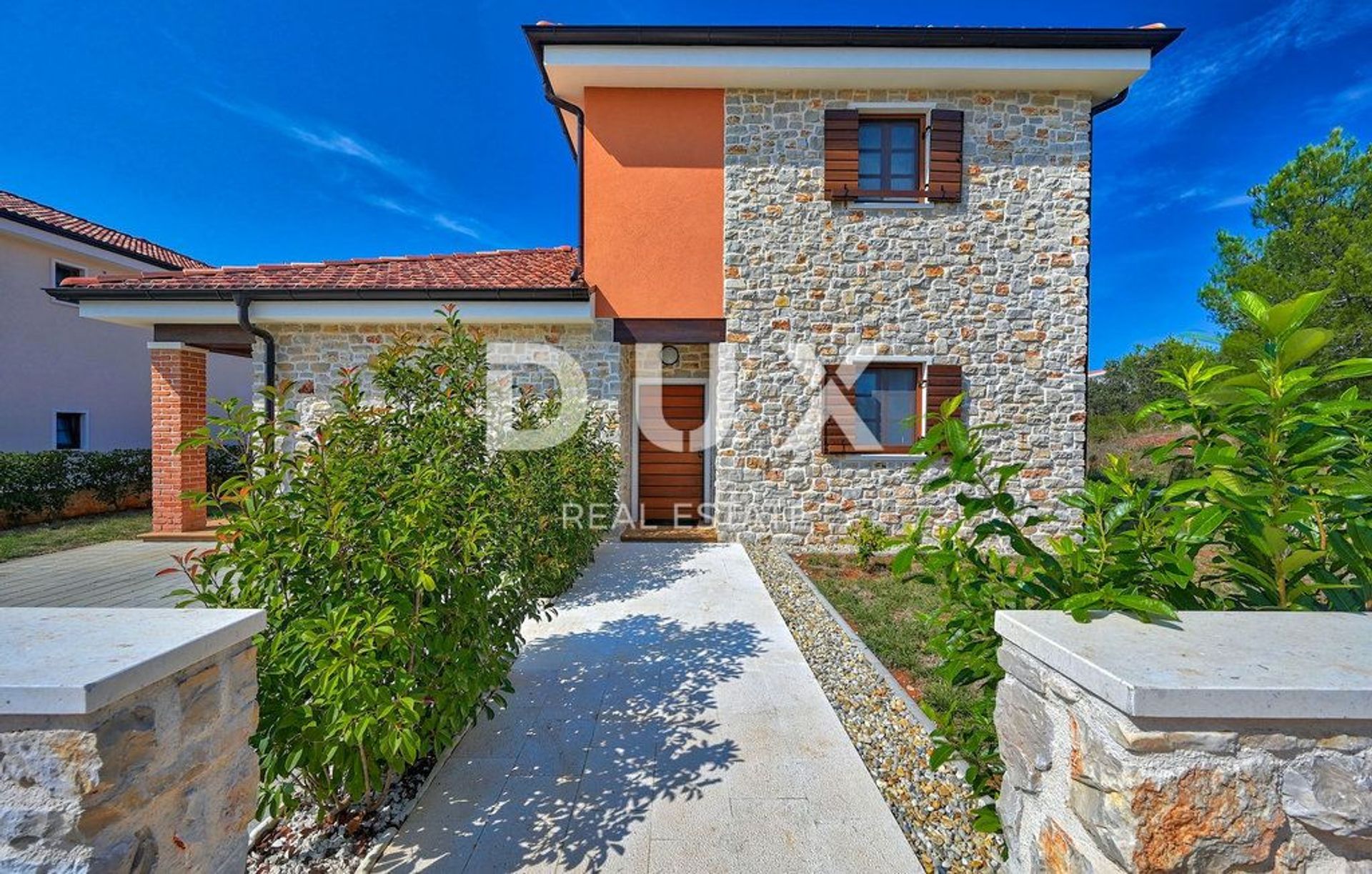 Hus i Ugljan, Zadar County 12882401