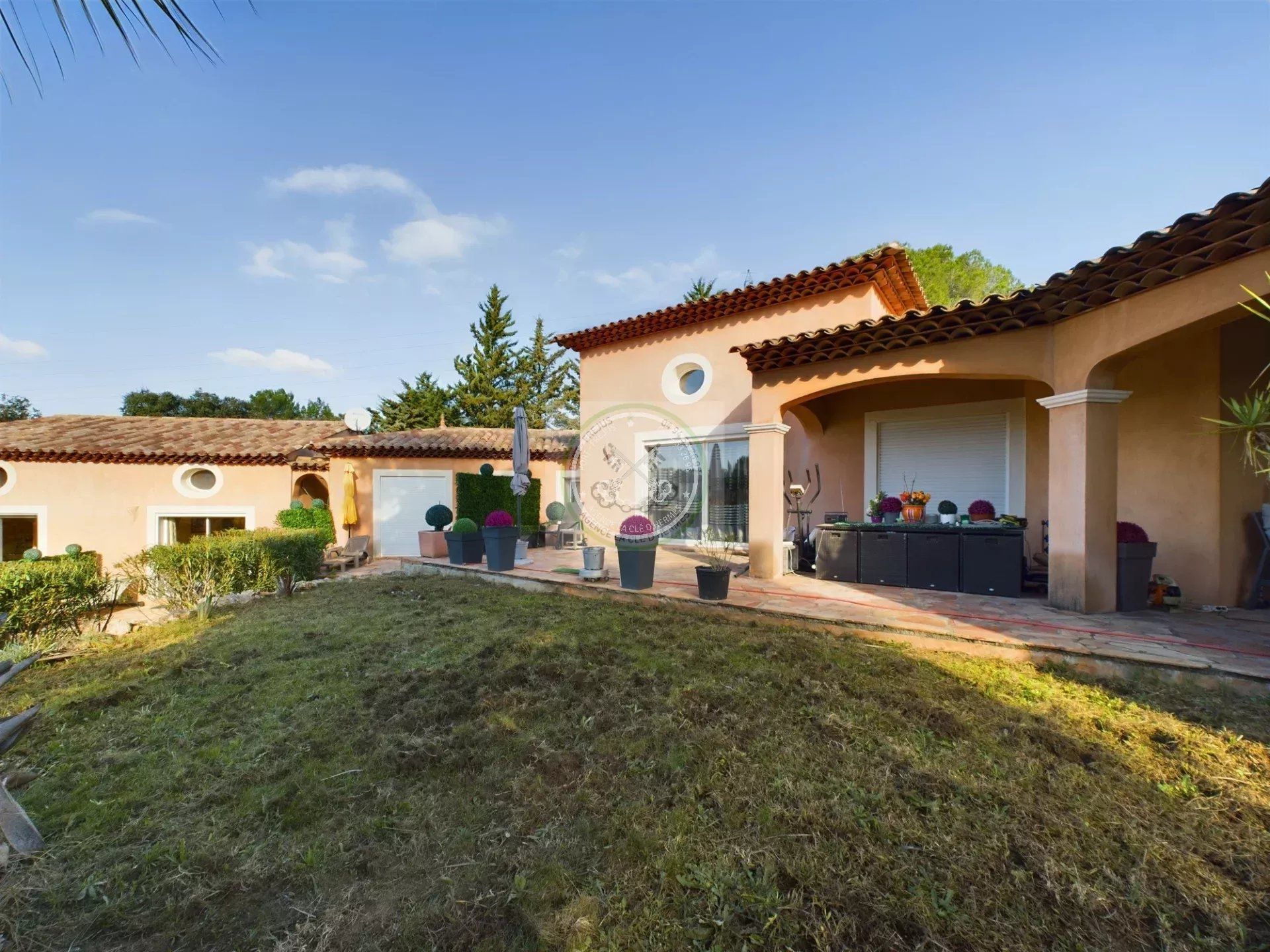 Квартира в Roquebrune-sur-Argens, Provence-Alpes-Cote d'Azur 12882491