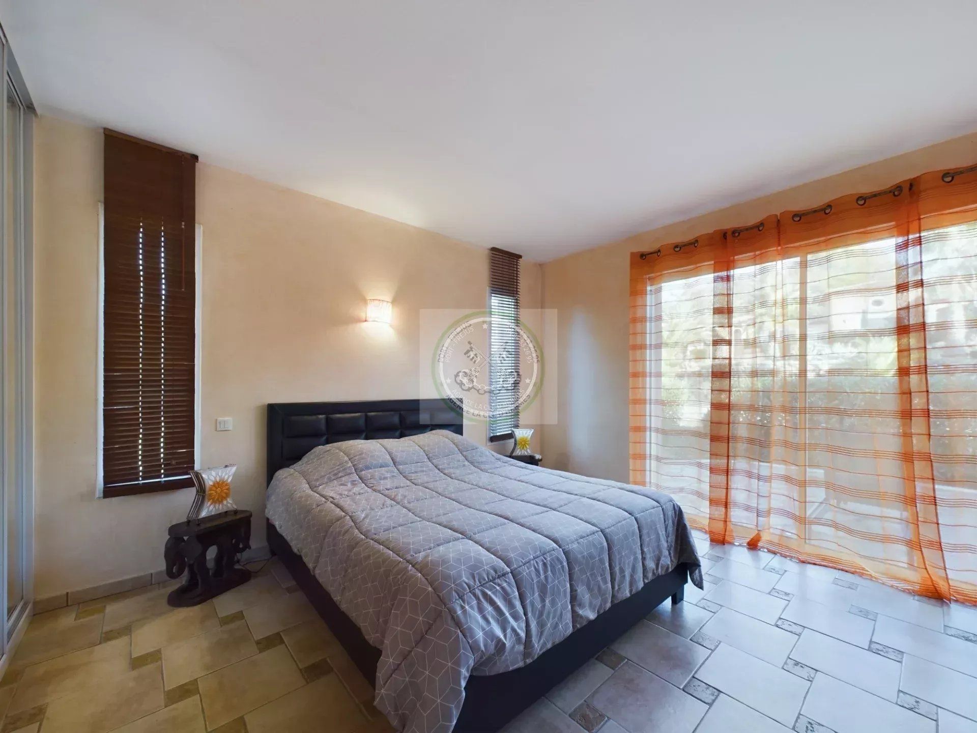 Квартира в Roquebrune-sur-Argens, Var 12882491