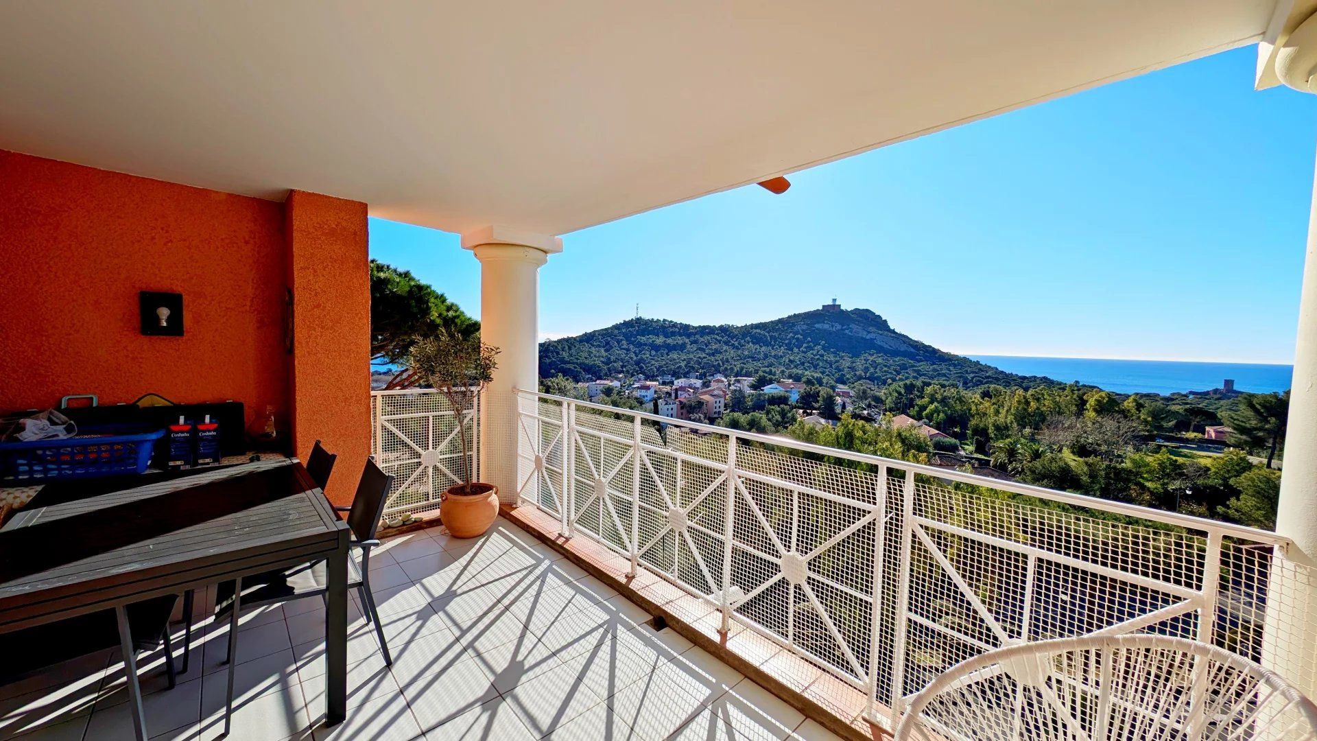 Condominium in Agay, Provence-Alpes-Cote d'Azur 12883153