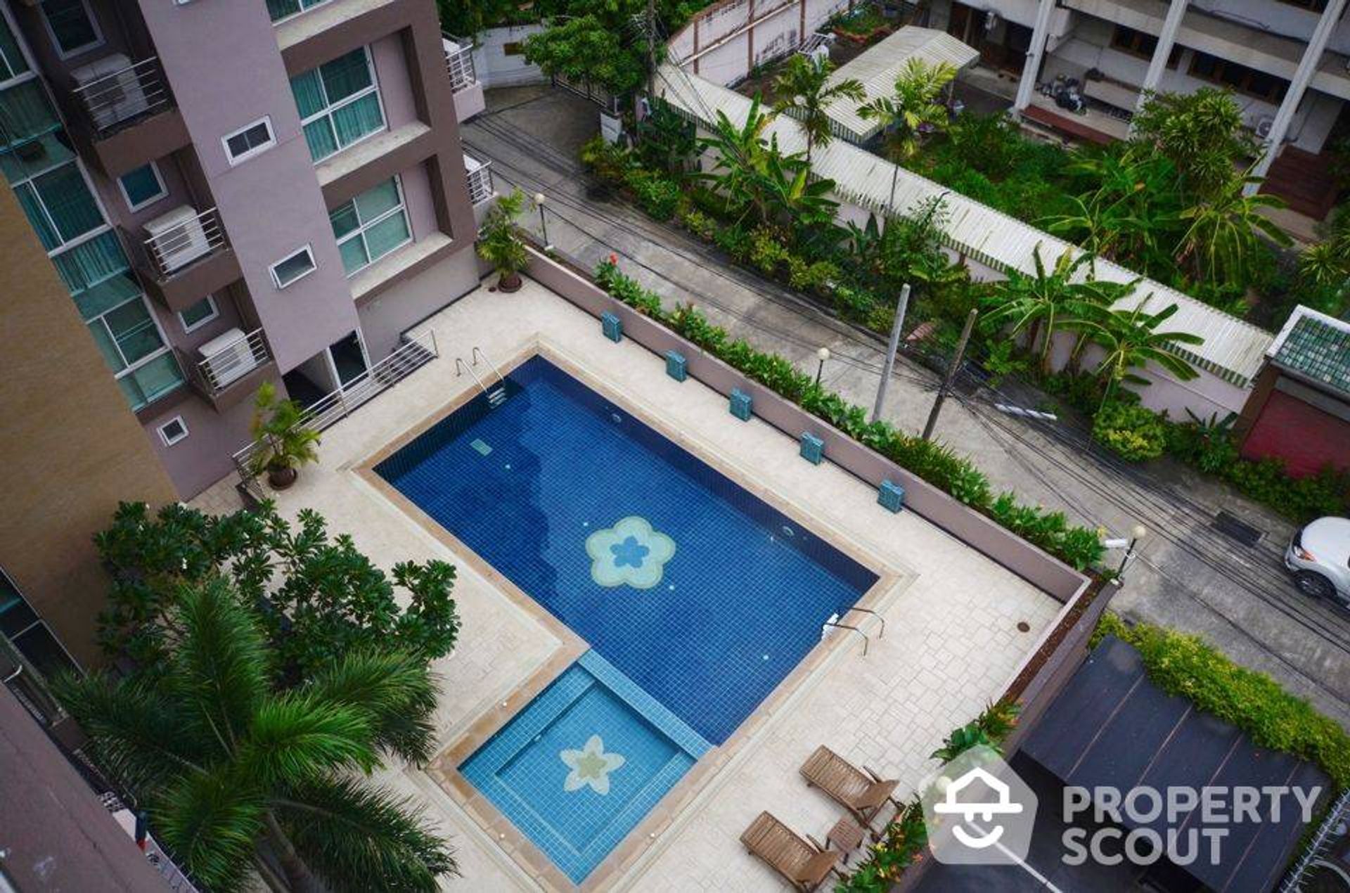 Condominium in Khlong Toei, Krung Thep Maha Nakhon 12884681