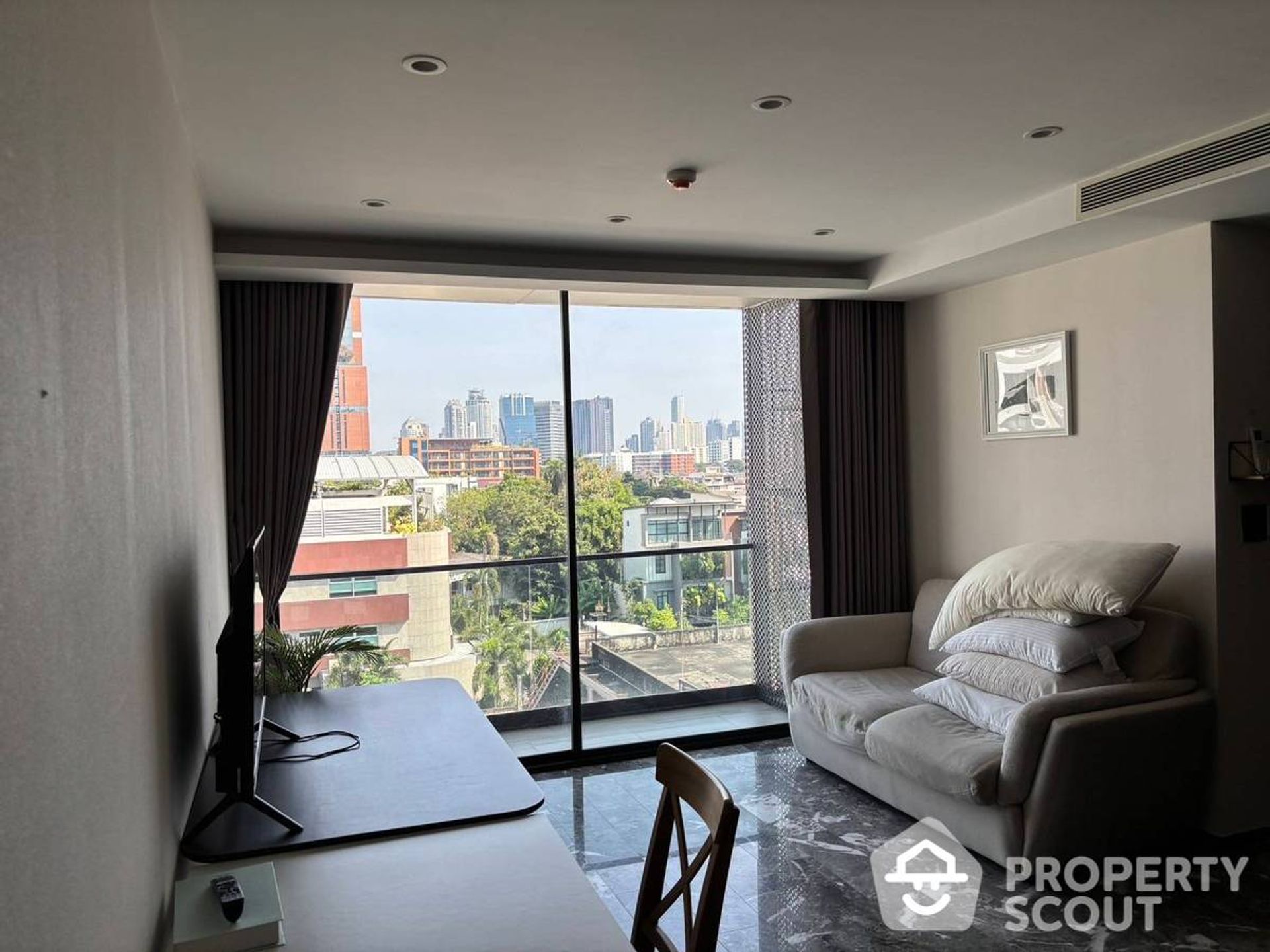 Condominium in Khlong Toei, Krung Thep Maha Nakhon 12884702