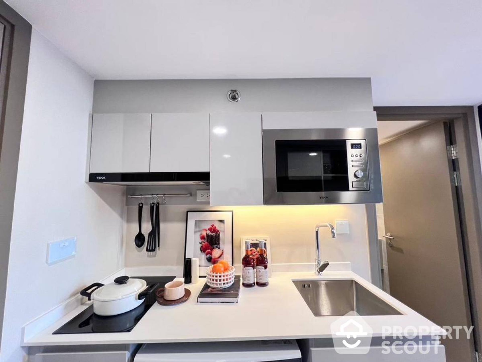 Condominium in Phra Khanong, Krung Thep Maha Nakhon 12884804