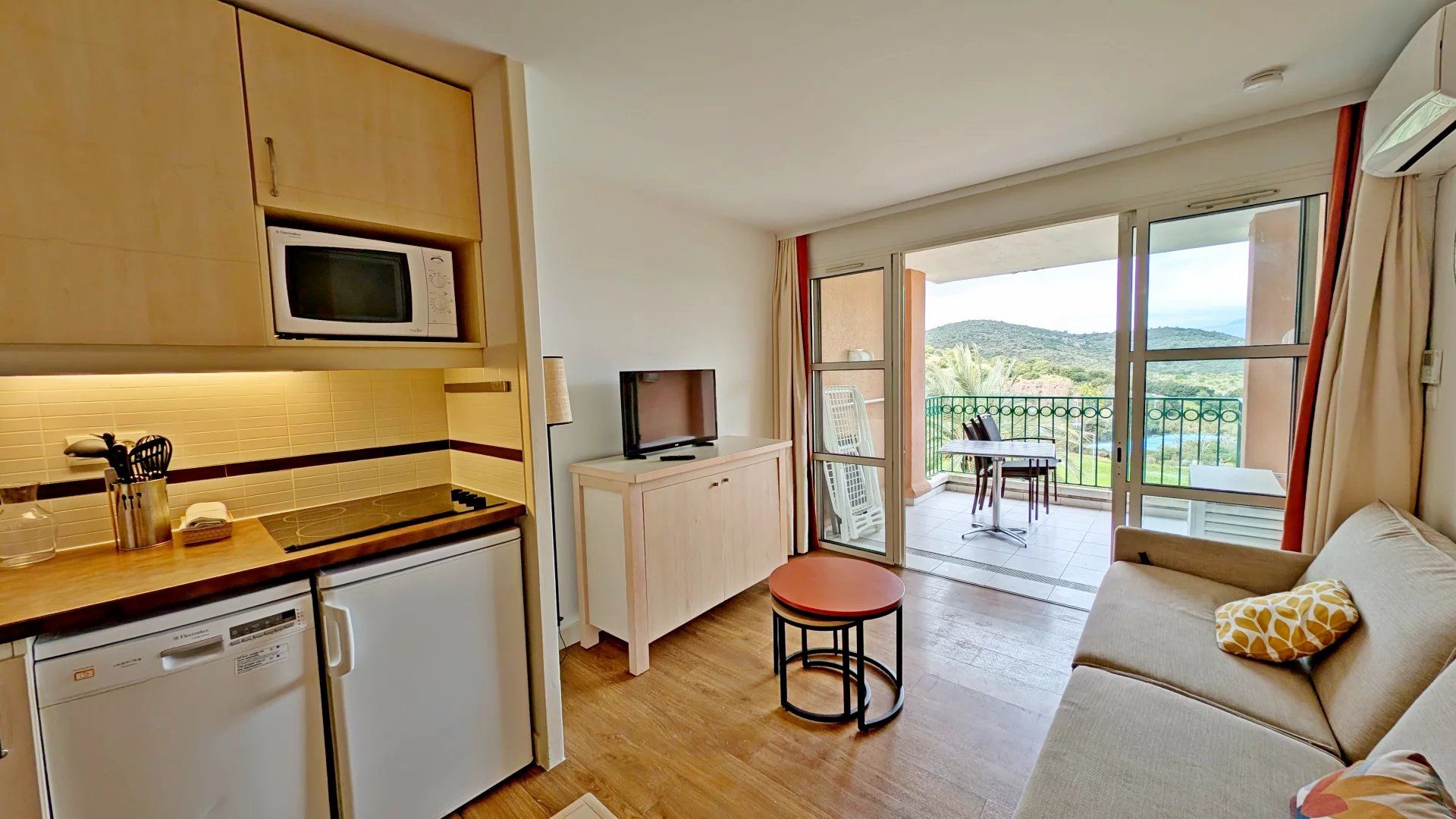 Condominium in Een homo, Provence-Alpes-Côte d'Azur 12885339