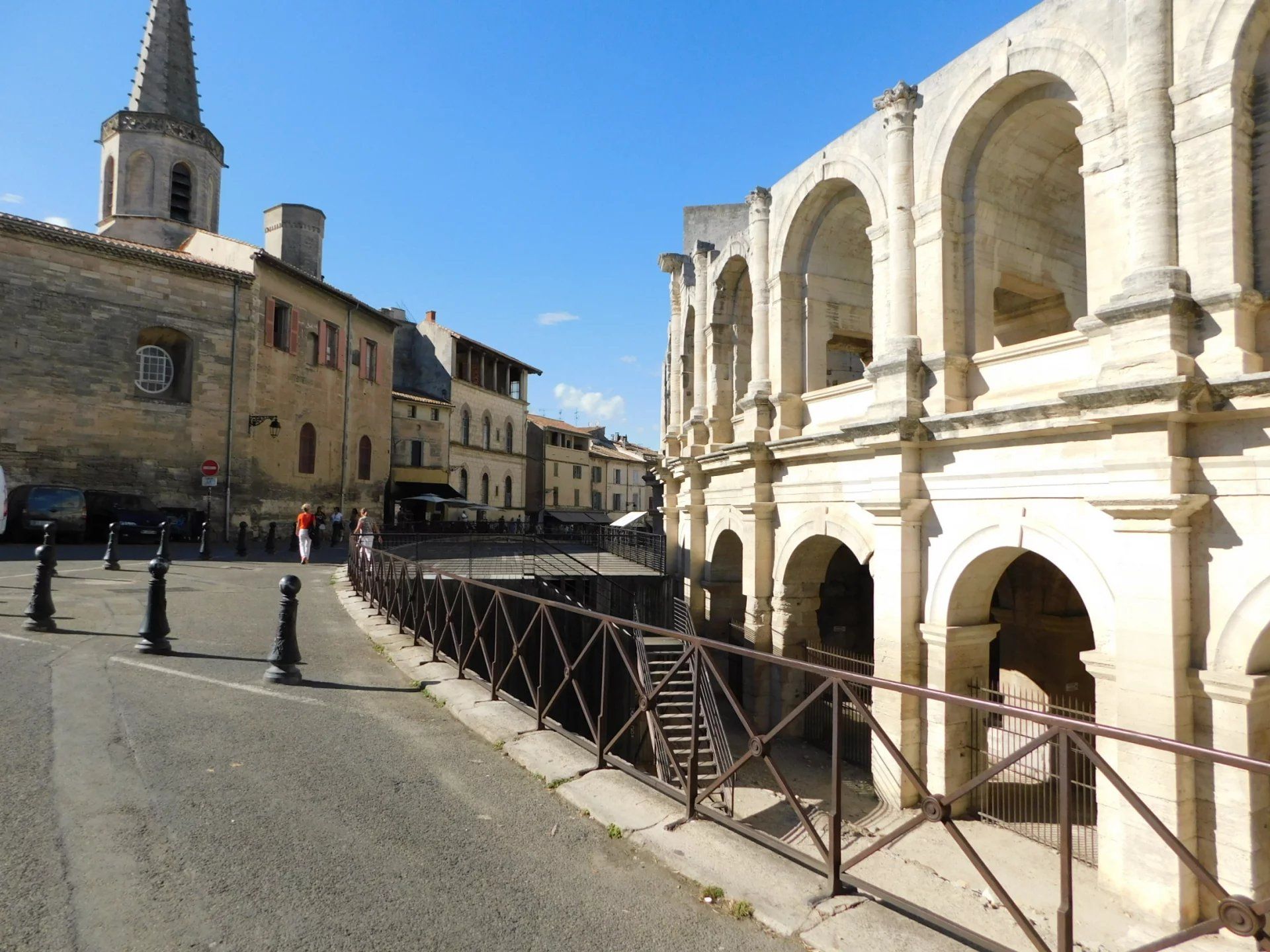 Mehrere Häuser im Arles, Provence-Alpes-Cote d'Azur 12885374