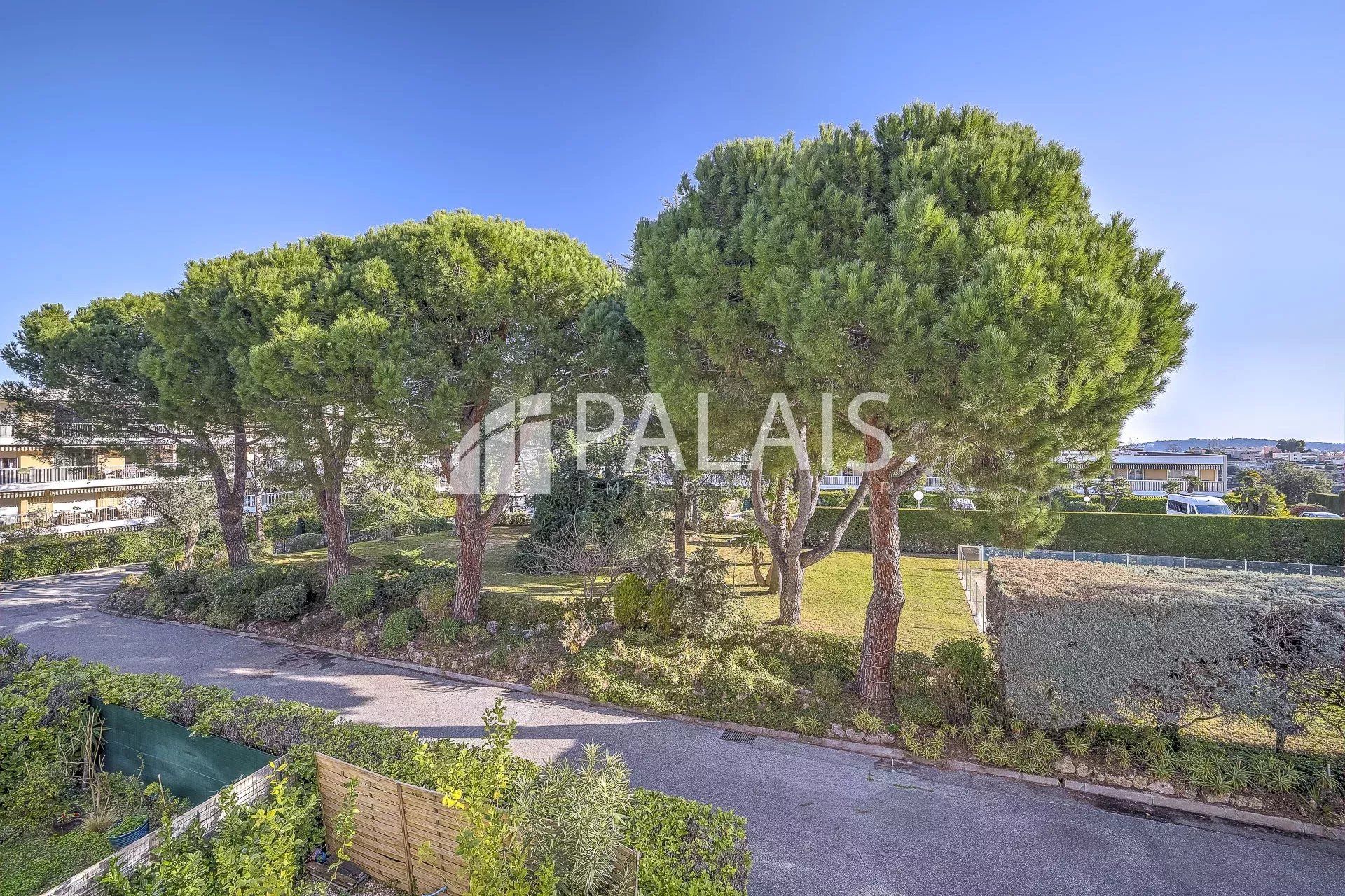 Condominium dans La Madeleine, Provence-Alpes-Cote d'Azur 12885791