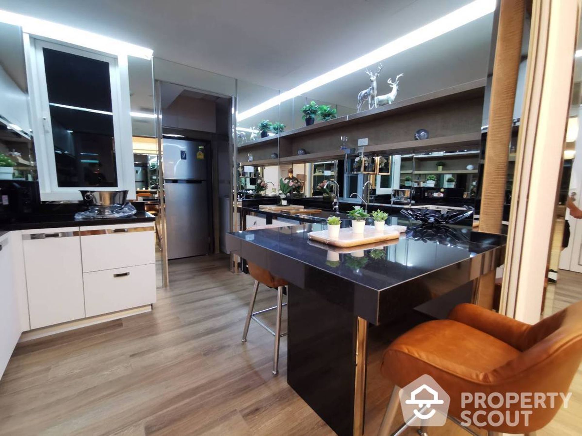 Condominium in Khlong Toei, Krung Thep Maha Nakhon 12886058