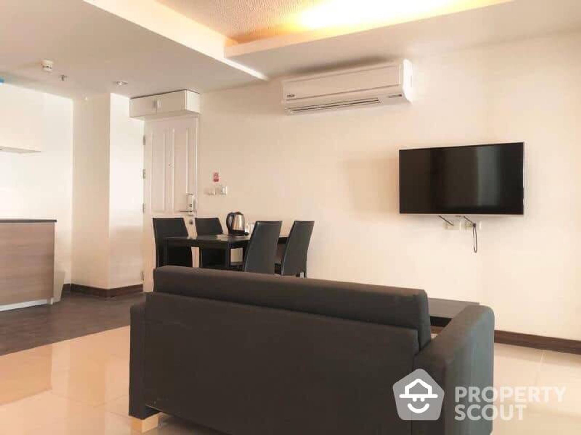 Condominium in Phra Khanong, Krung Thep Maha Nakhon 12886537