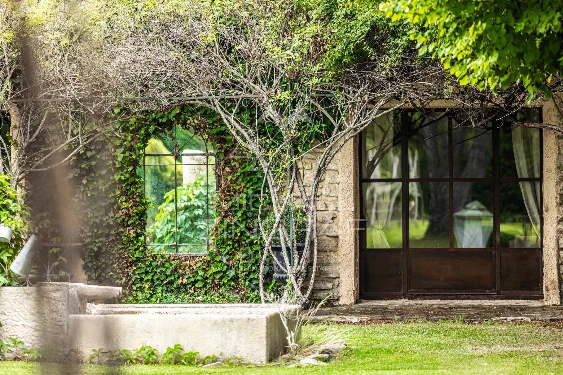 Talo sisään L'Isle-sur-la-Sorgue, Provence-Alpes-Cote d'Azur 12886618