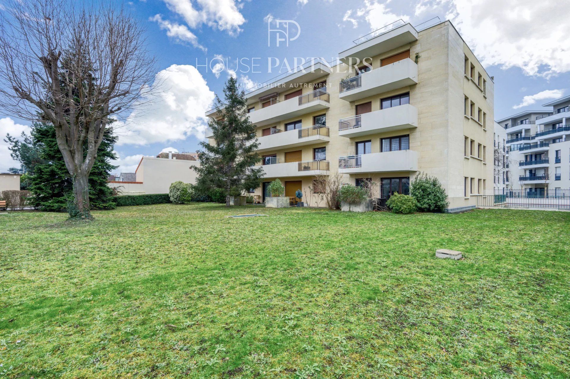 Condominium in Rueil-Malmaison, Hauts-de-Seine 12887557