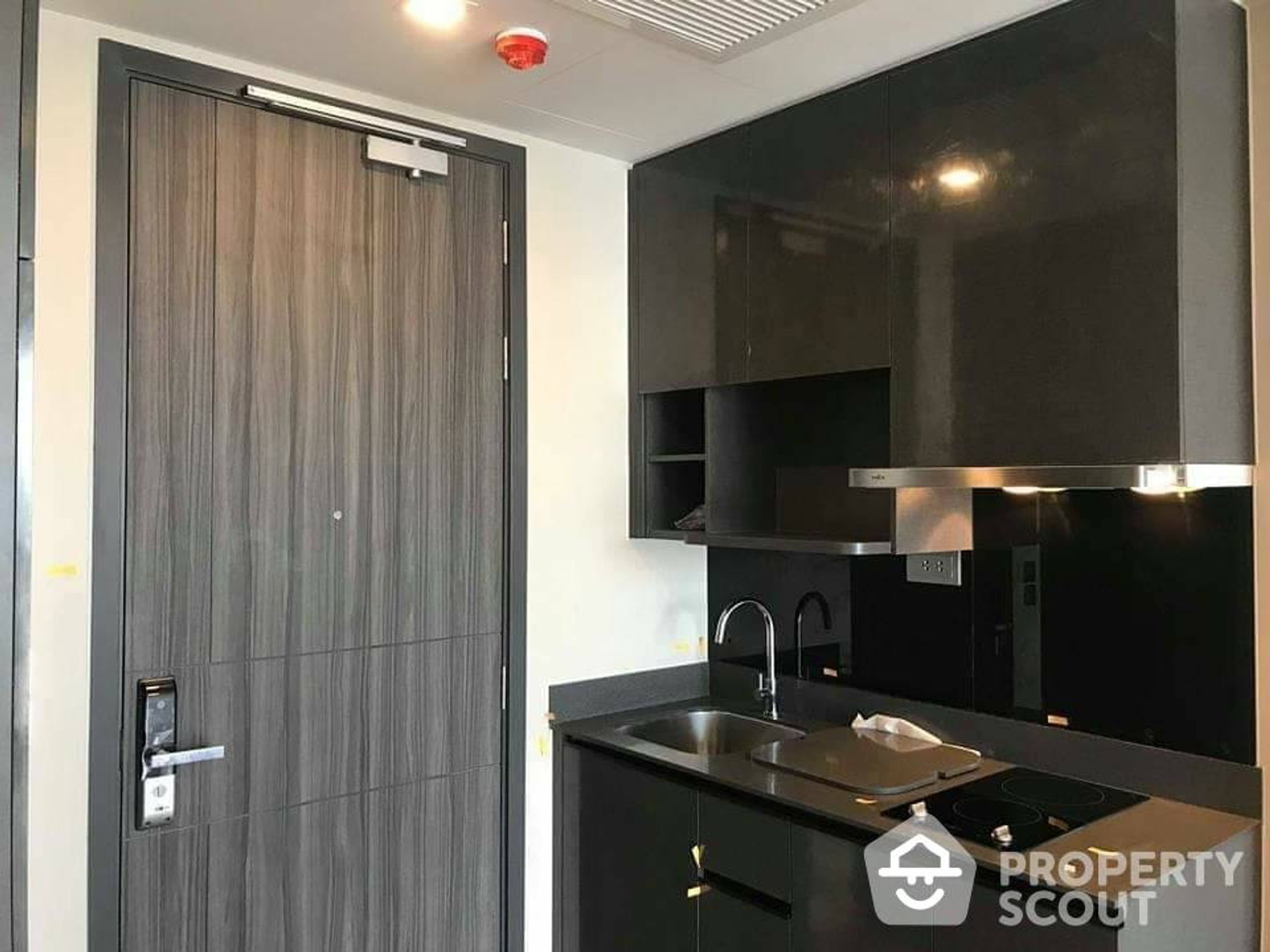 Condominium in Khlong Toei, Krung Thep Maha Nakhon 12887647