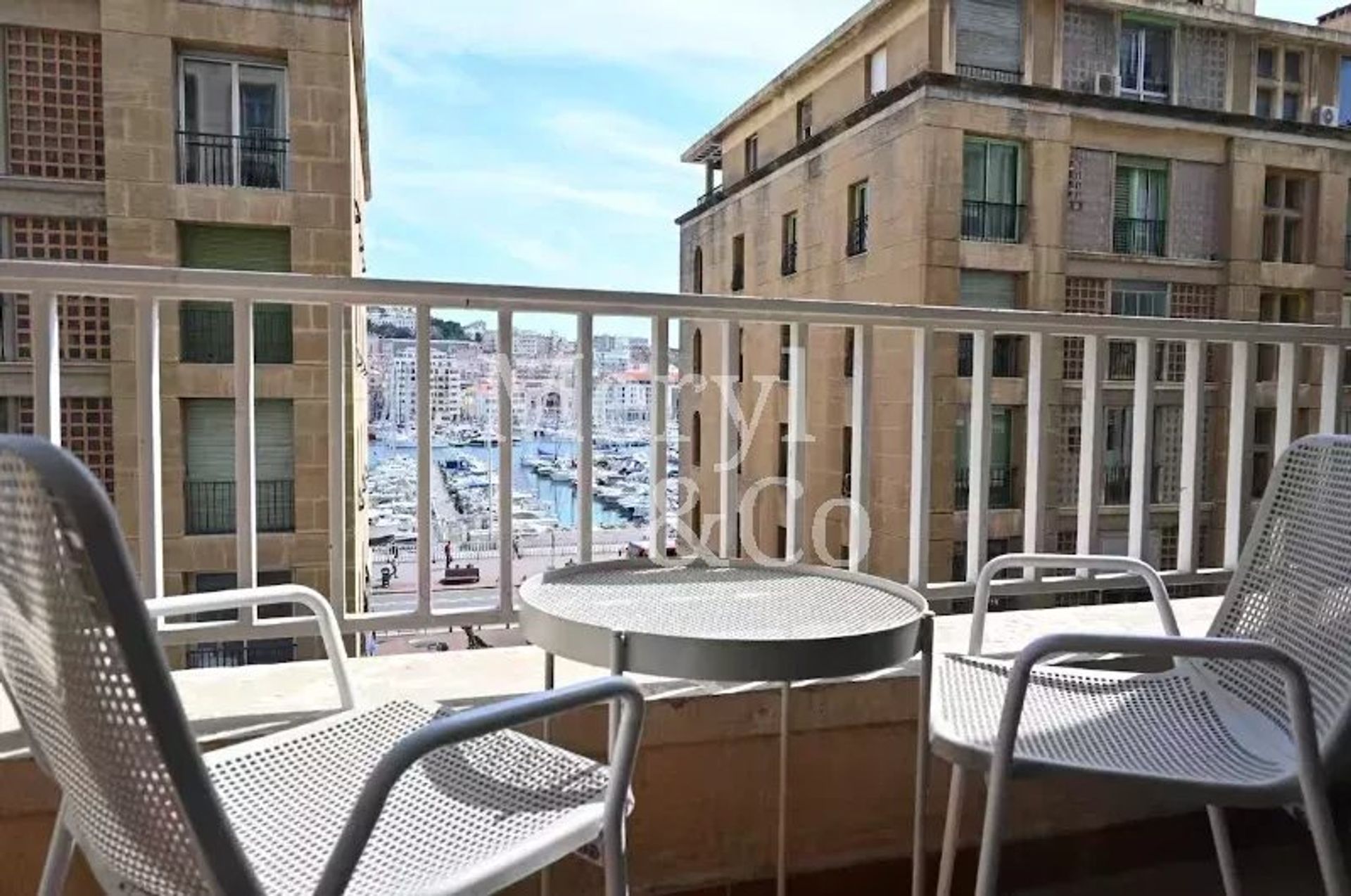 Condominium in Marseille, Provence-Alpes-Cote d'Azur 12889145