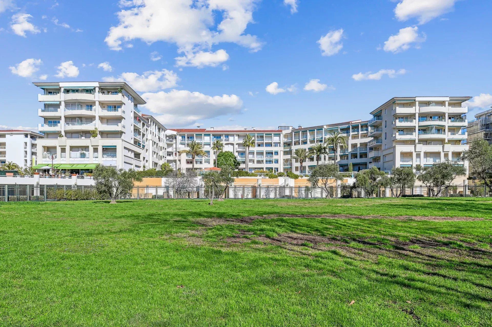 Condominium dans Juan-les-Pins, Alpes-Maritimes 12890030