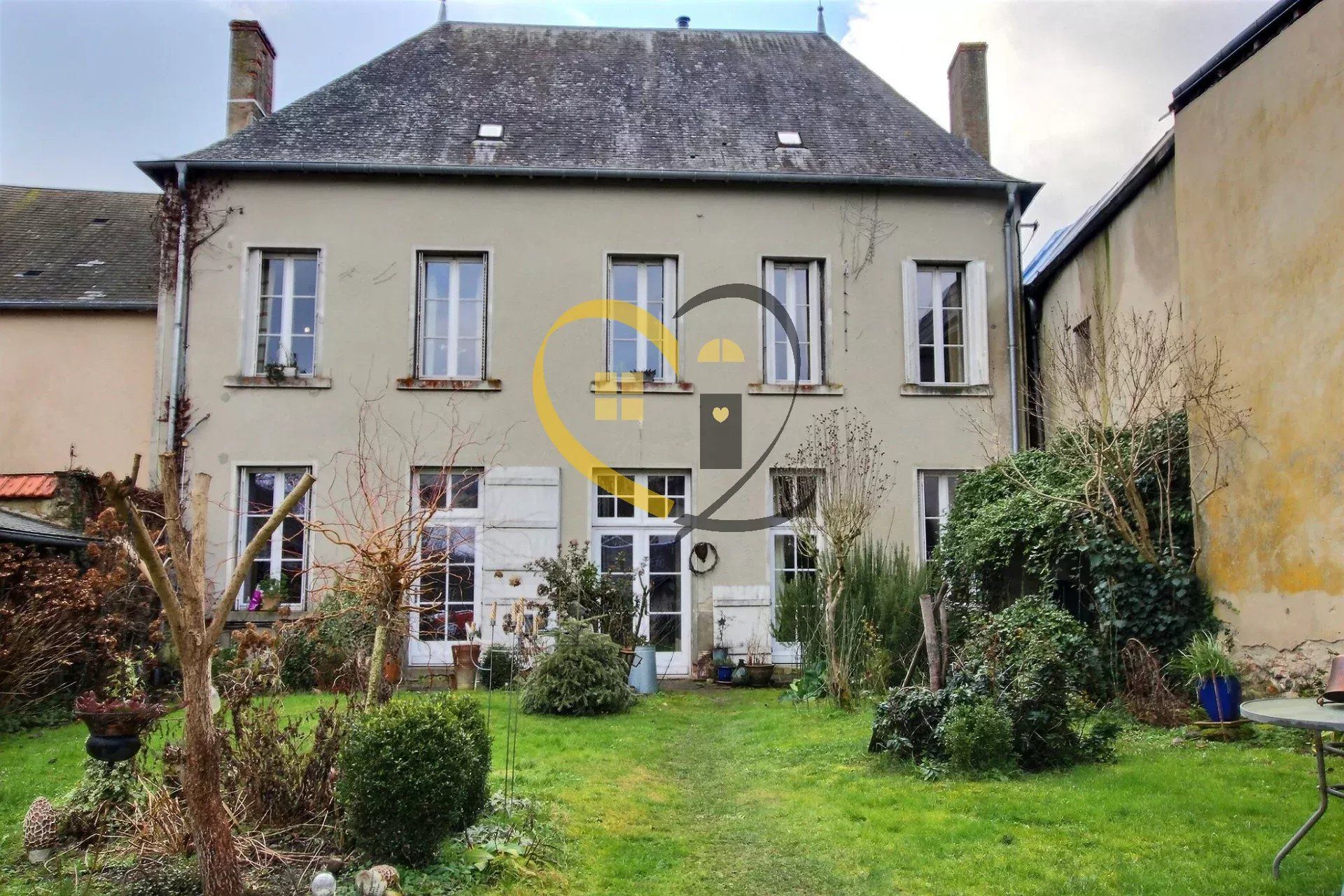 casa no La Chapelle-d'Angillon, Centre-Val de Loire 12890103