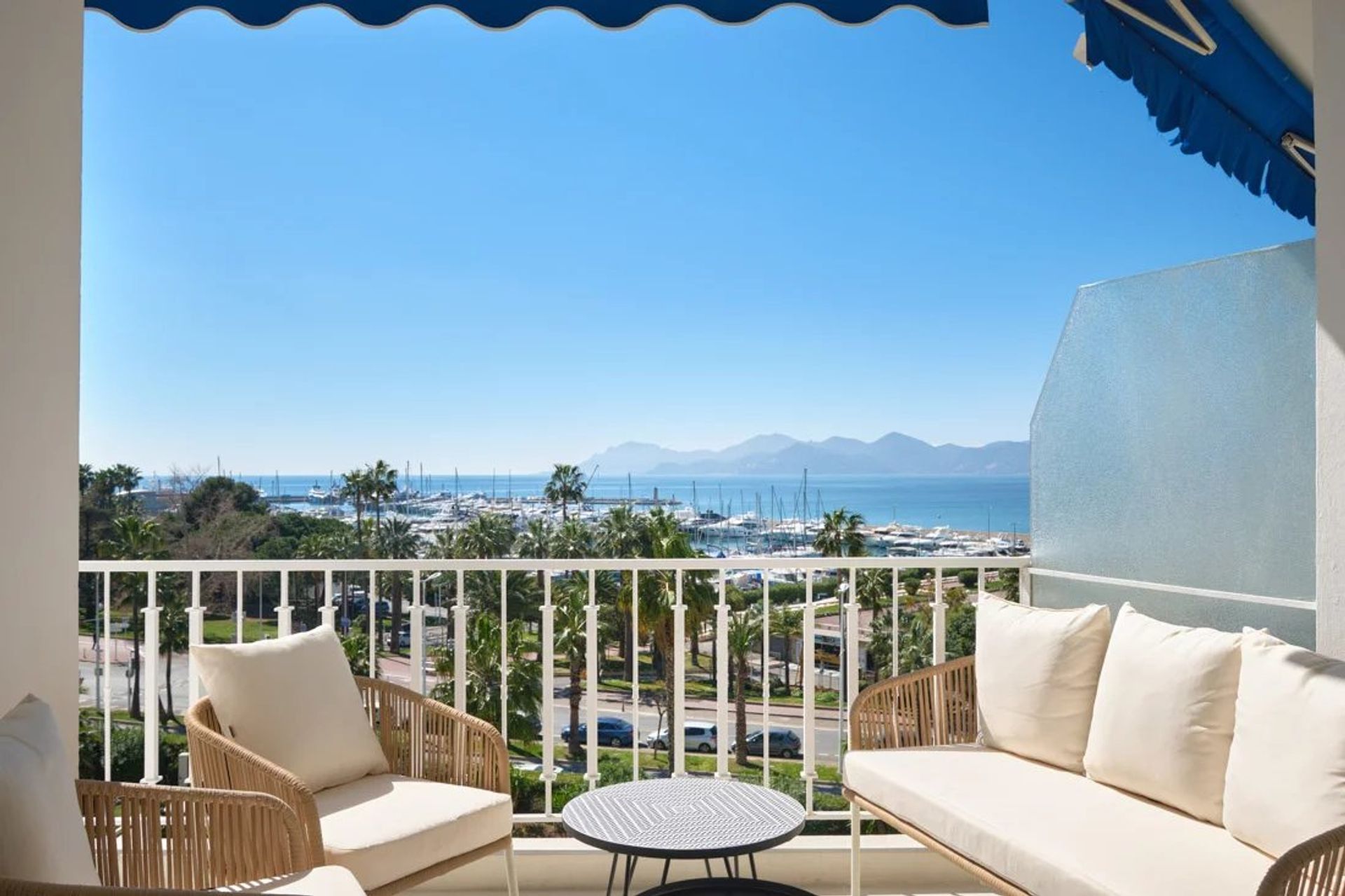 Condominium in Cannes, Provence-Alpes-Cote d'Azur 12890150