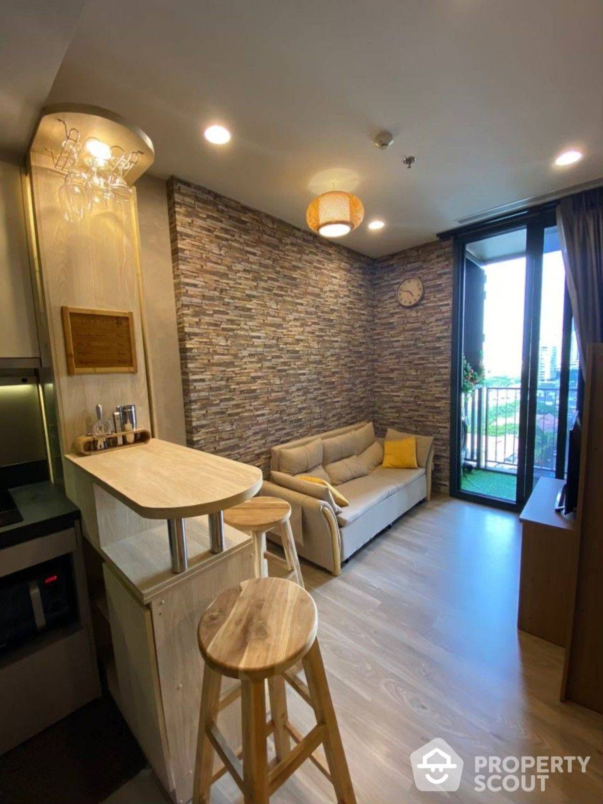 Condominium in Khlong Toei, Krung Thep Maha Nakhon 12890292