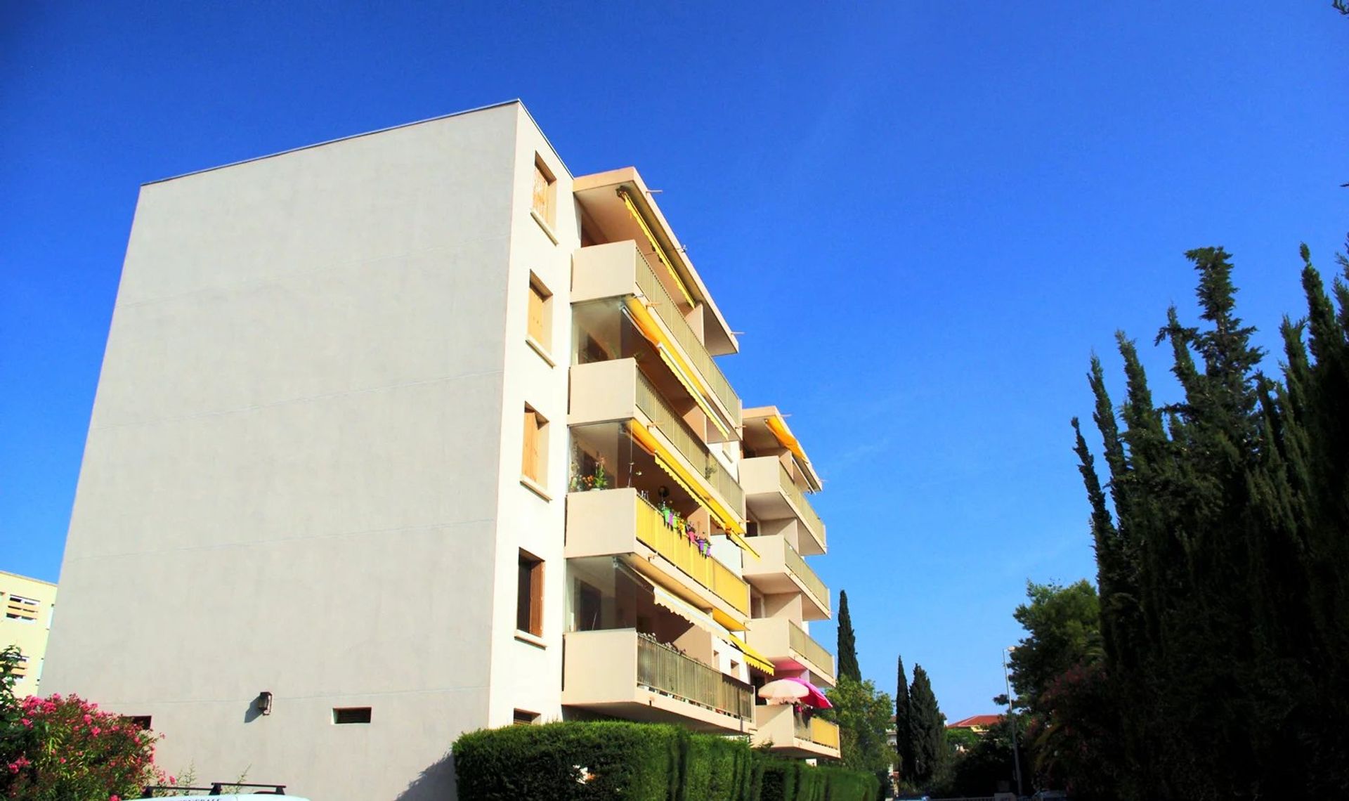 Condominio en San Rafael, Provenza-Alpes-Costa Azul 12890904