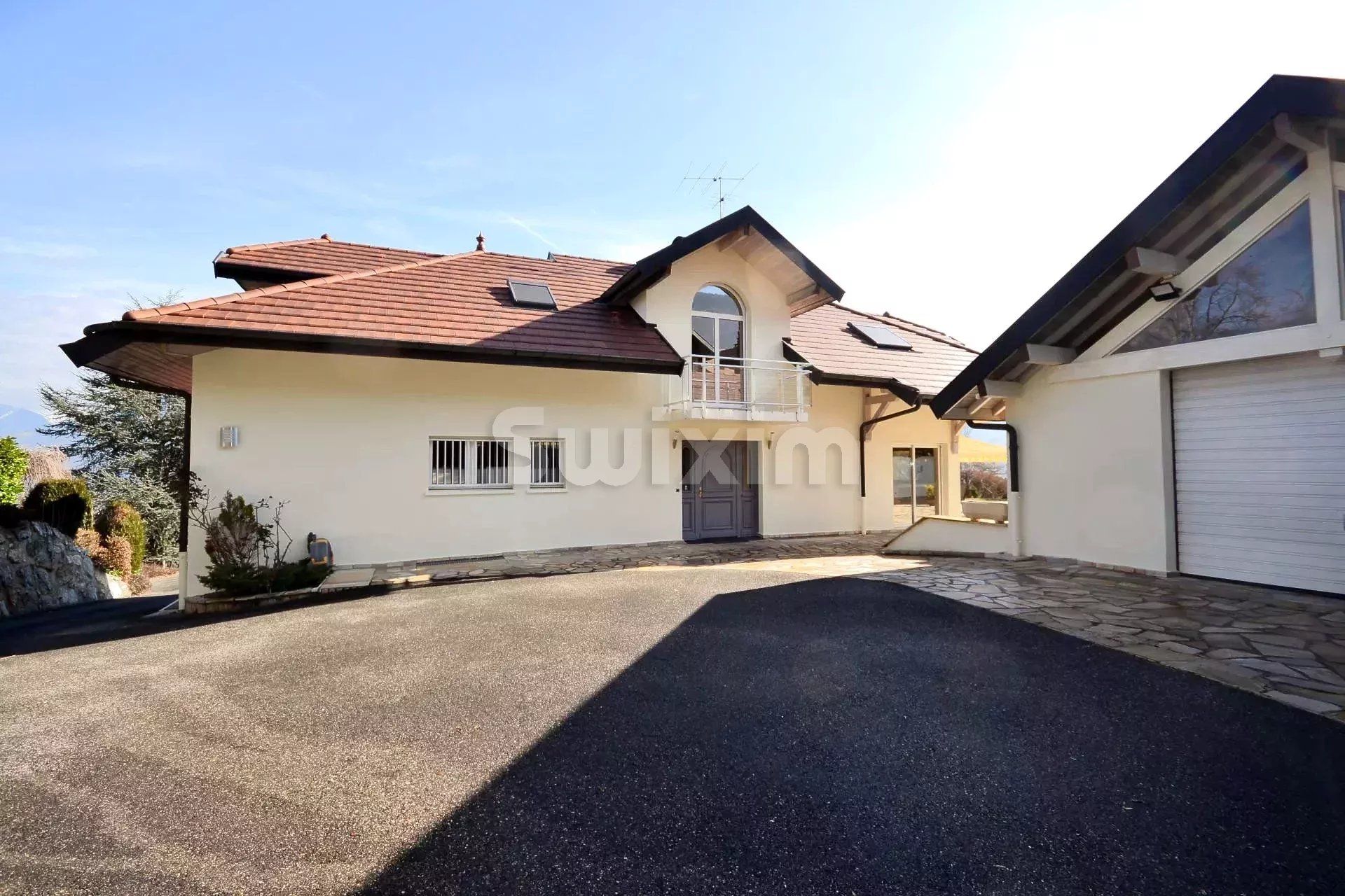 Rumah di Saint-Jorioz, Haute-Savoie 12891403