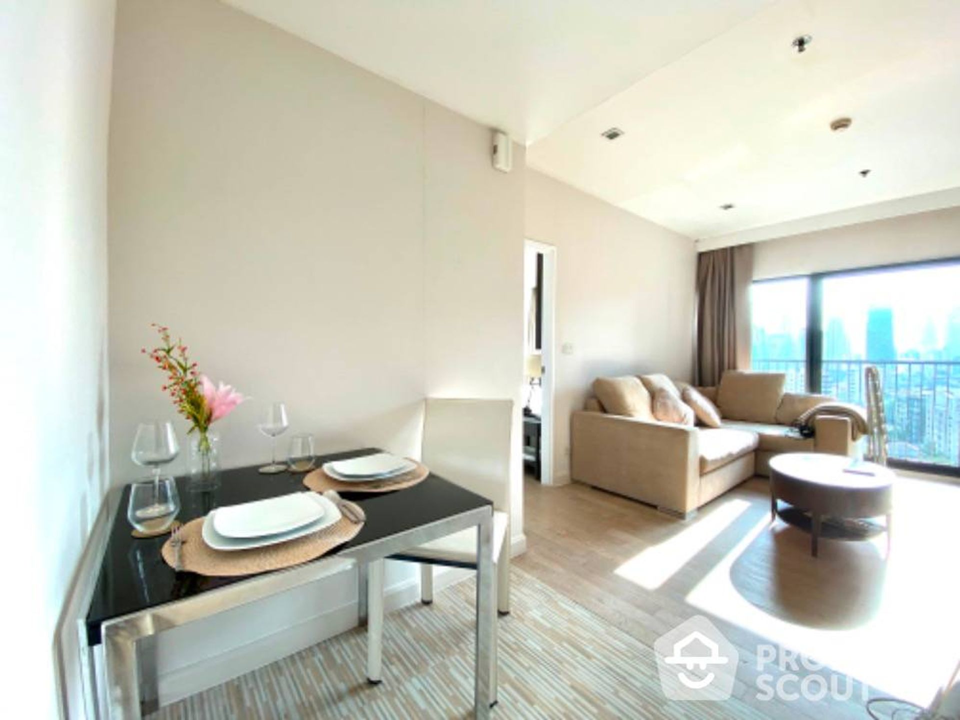 Condominium in Khlong Toei, Krung Thep Maha Nakhon 12892085