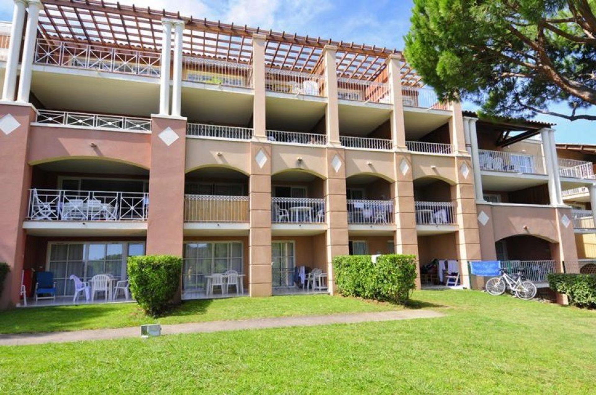 Condominium in Een homo, Provence-Alpes-Côte d'Azur 12892222