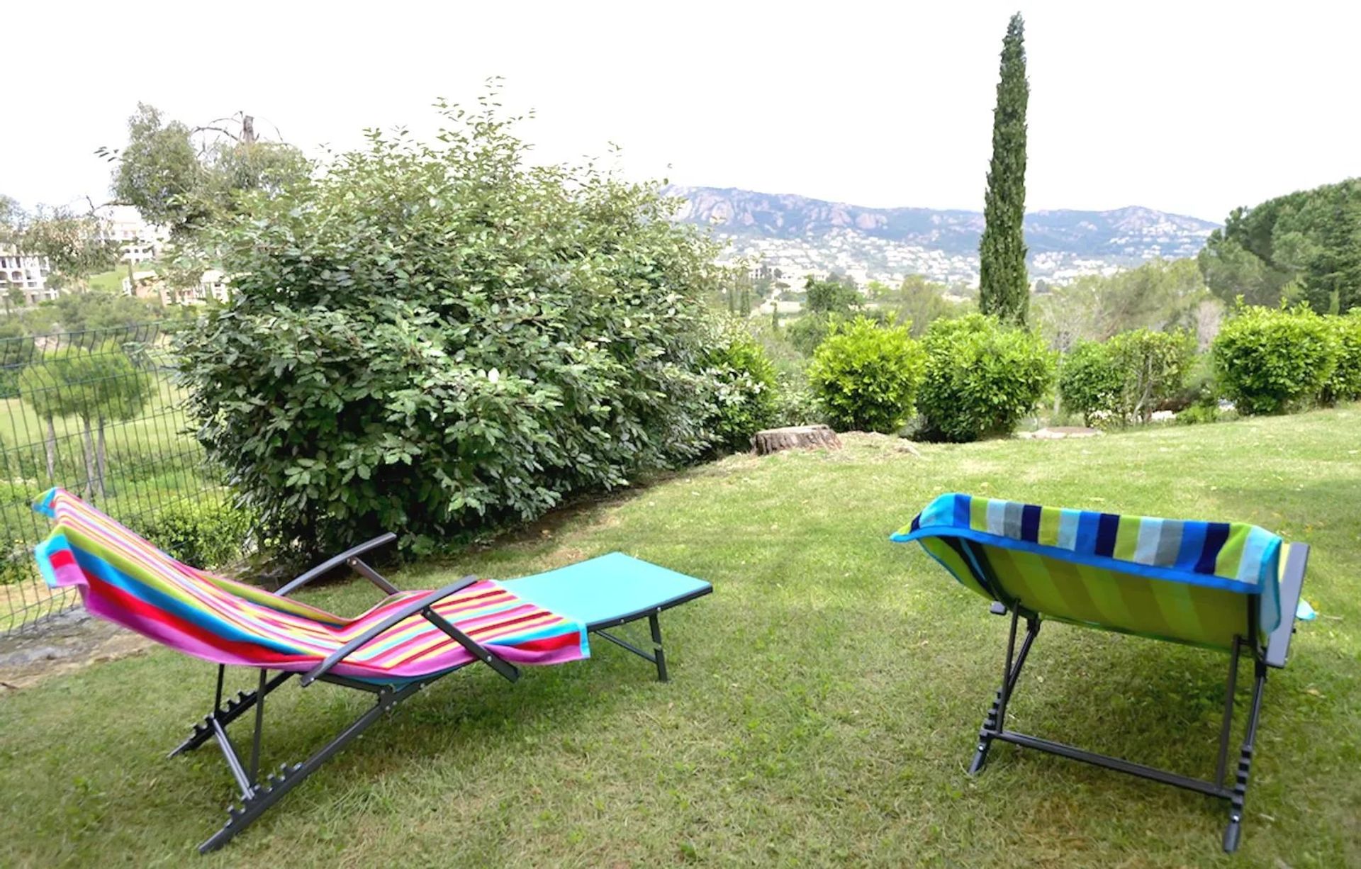 Condominium in Een homo, Provence-Alpes-Côte d'Azur 12892222