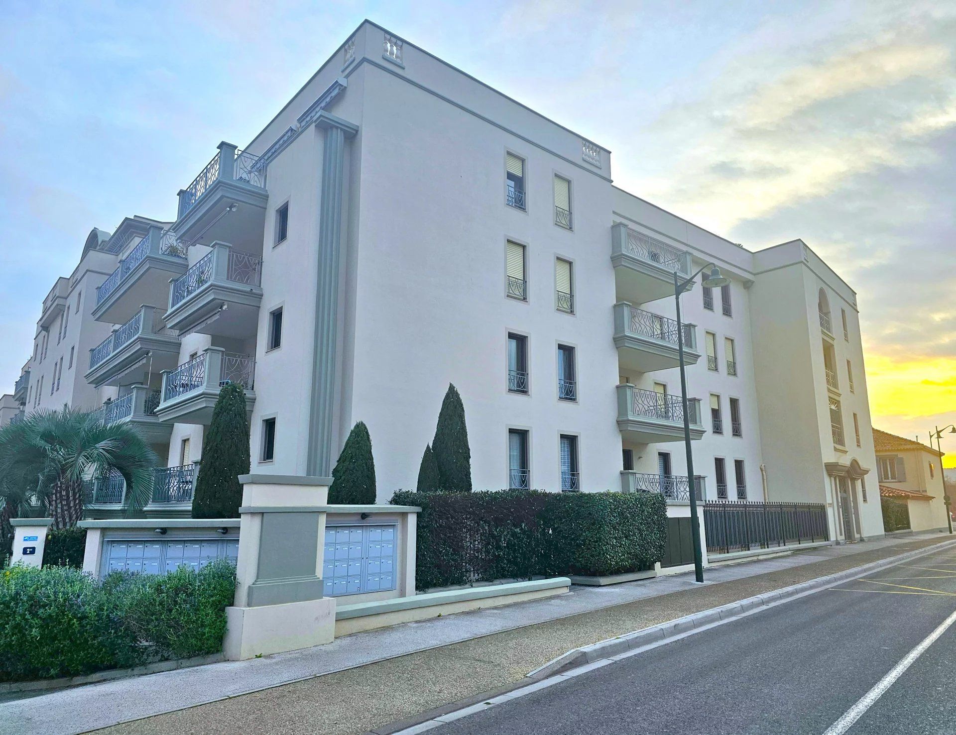 Condominium in Hyères, Var 12892247