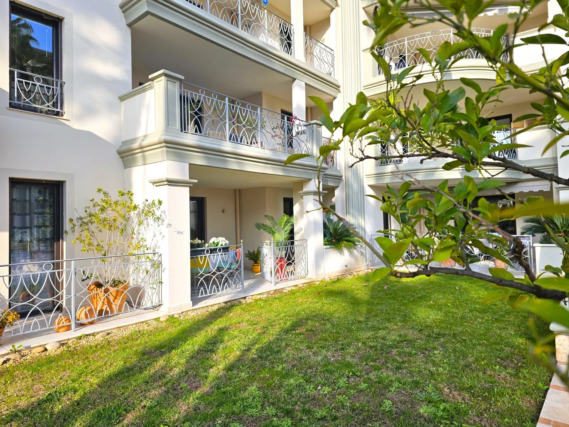 Condominium dans Hyeres, Provence-Alpes-Cote d'Azur 12892247