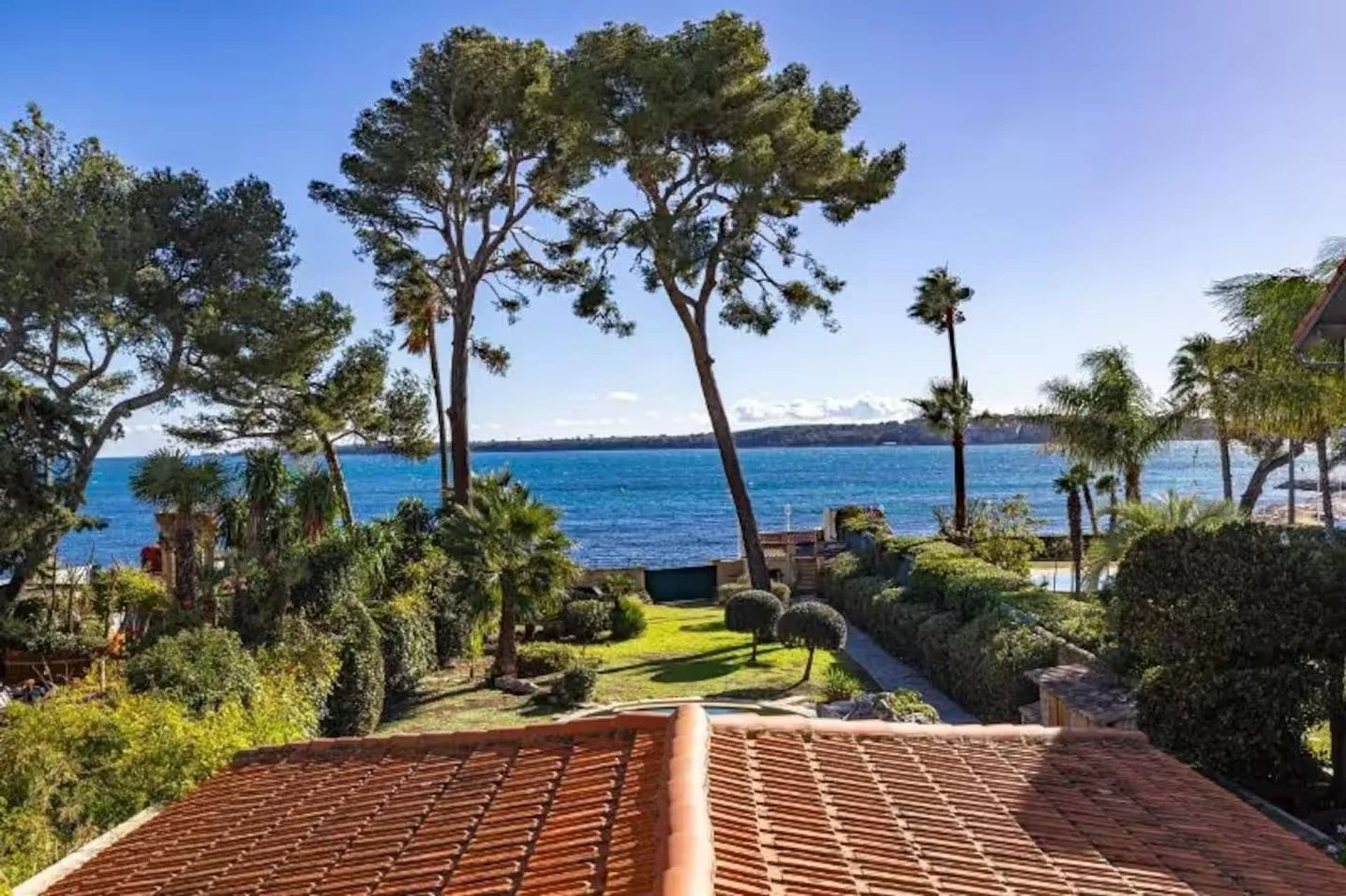 House in Cannes, Provence-Alpes-Cote d'Azur 12892748