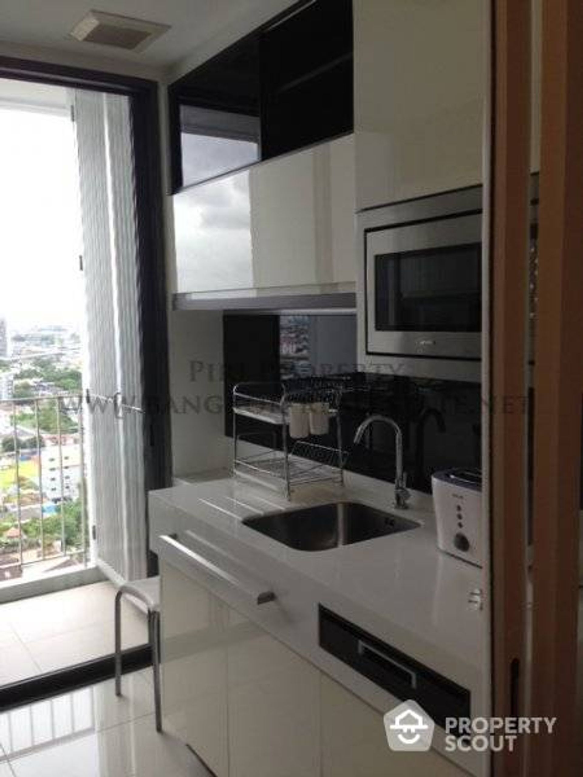 Condominium in Phra Khanong, Krung Thep Maha Nakhon 12892903