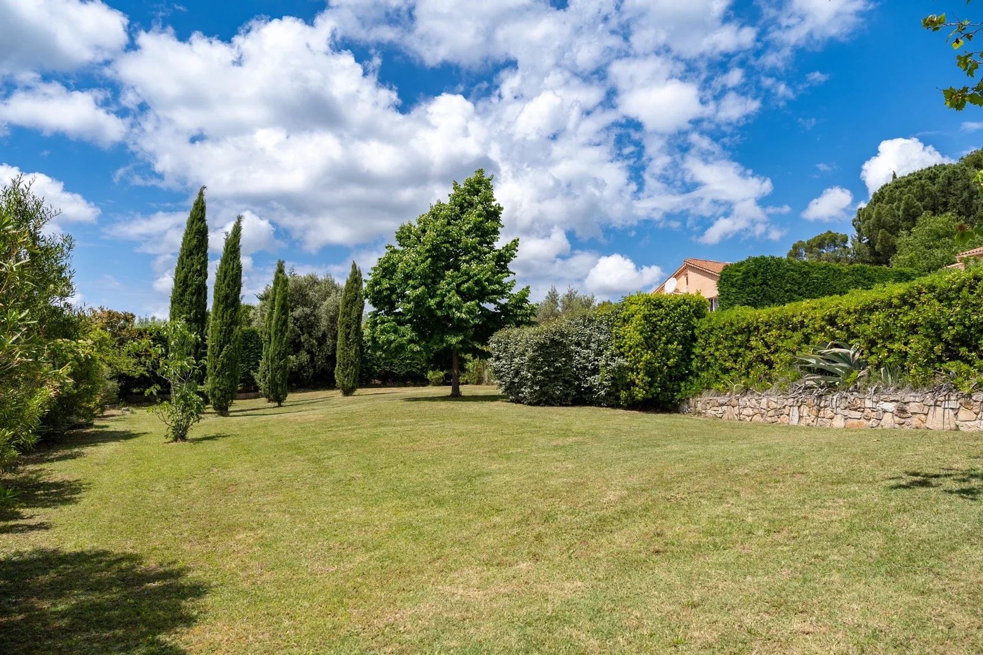 σπίτι σε Villecroze, Provence-Alpes-Cote d'Azur 12893972