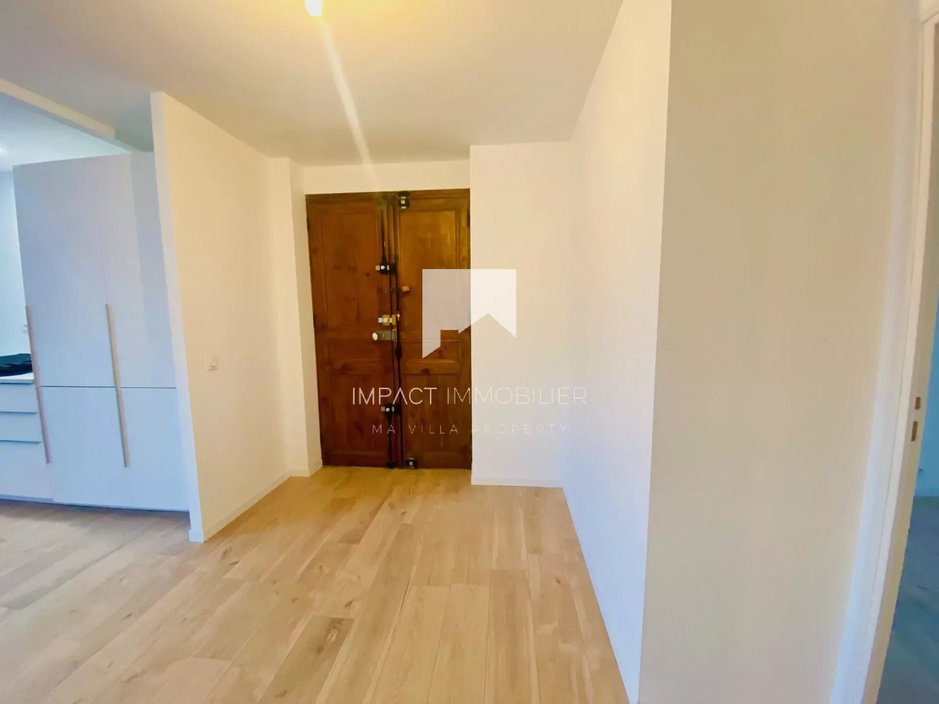 Condominium in Hyeres, Provence-Alpes-Cote d'Azur 12894003