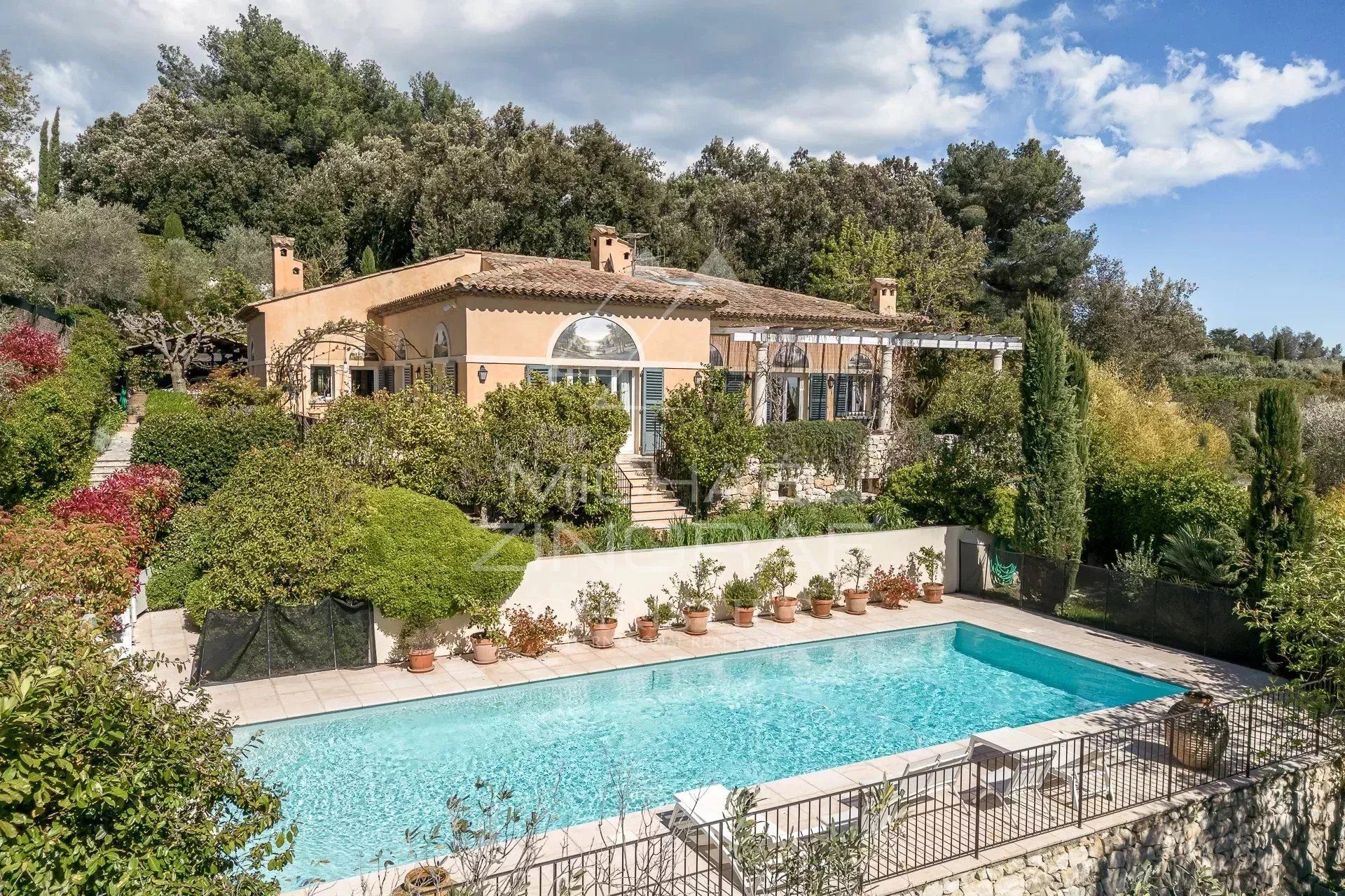 Residenziale nel La Colle-sur-Loup, Alpes-Maritimes 12894942