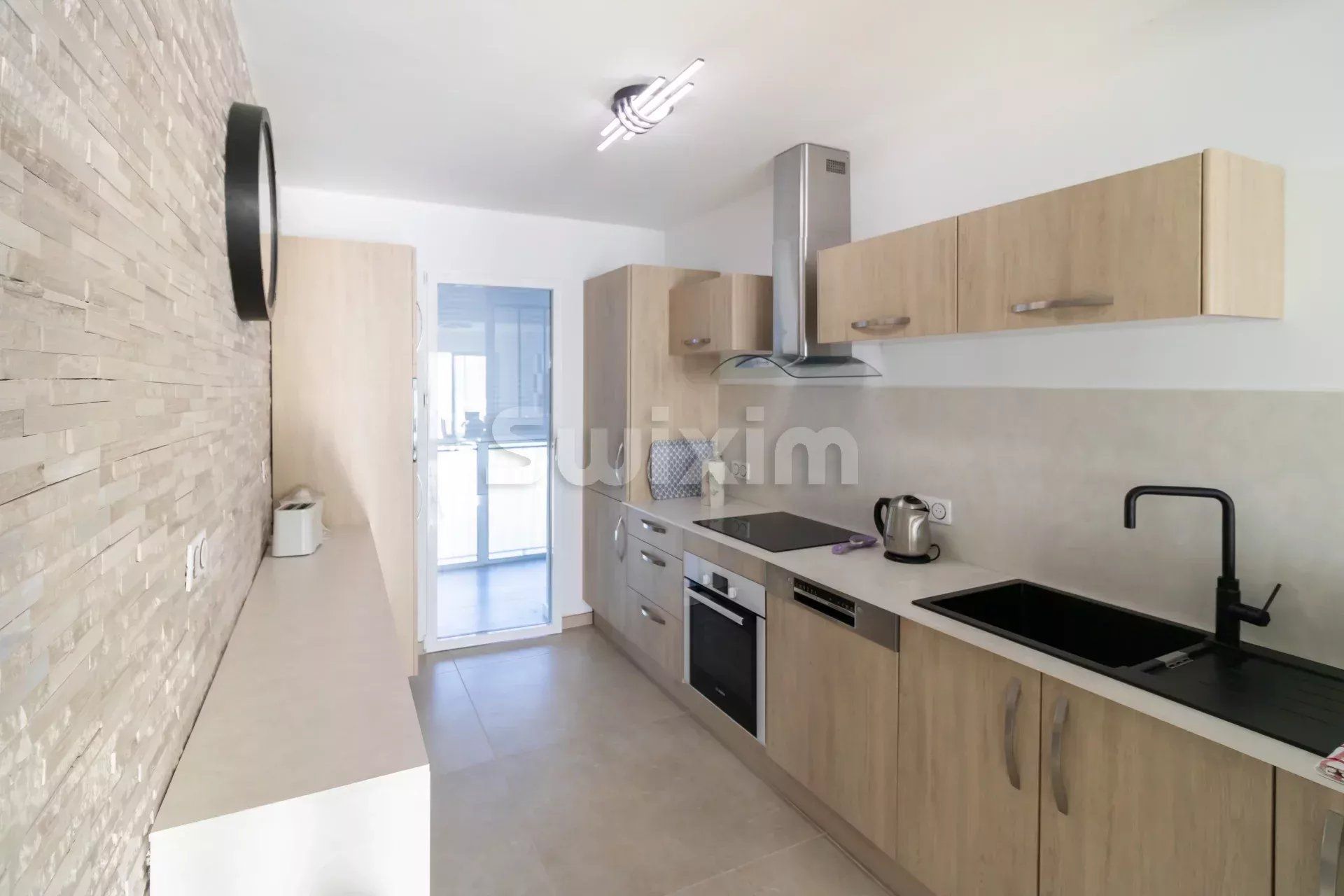 Condominium in Six-Fours-les-Plages, Provence-Alpes-Cote d'Azur 12894971