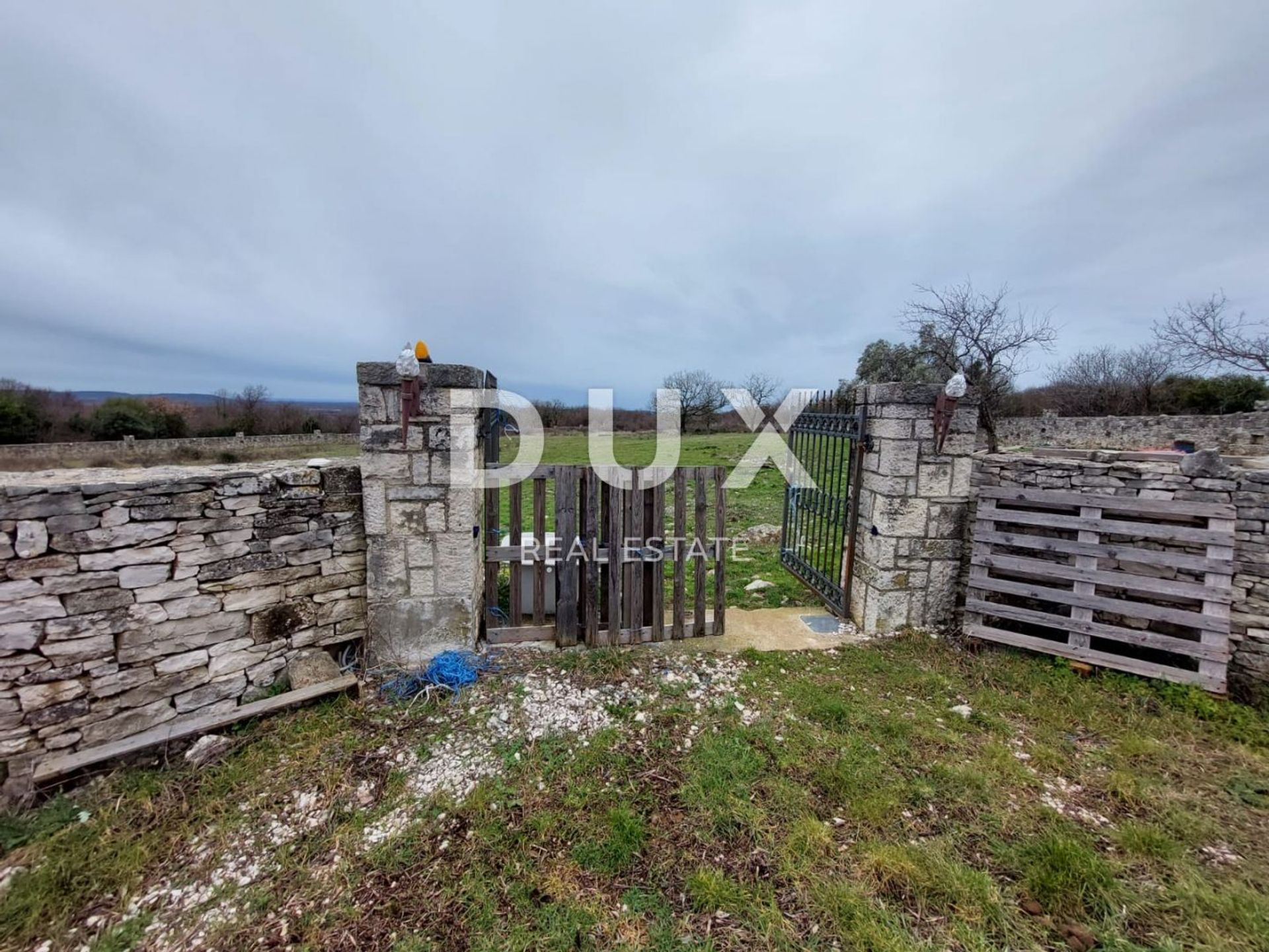 Land i Kanfanar, Istria County 12895130