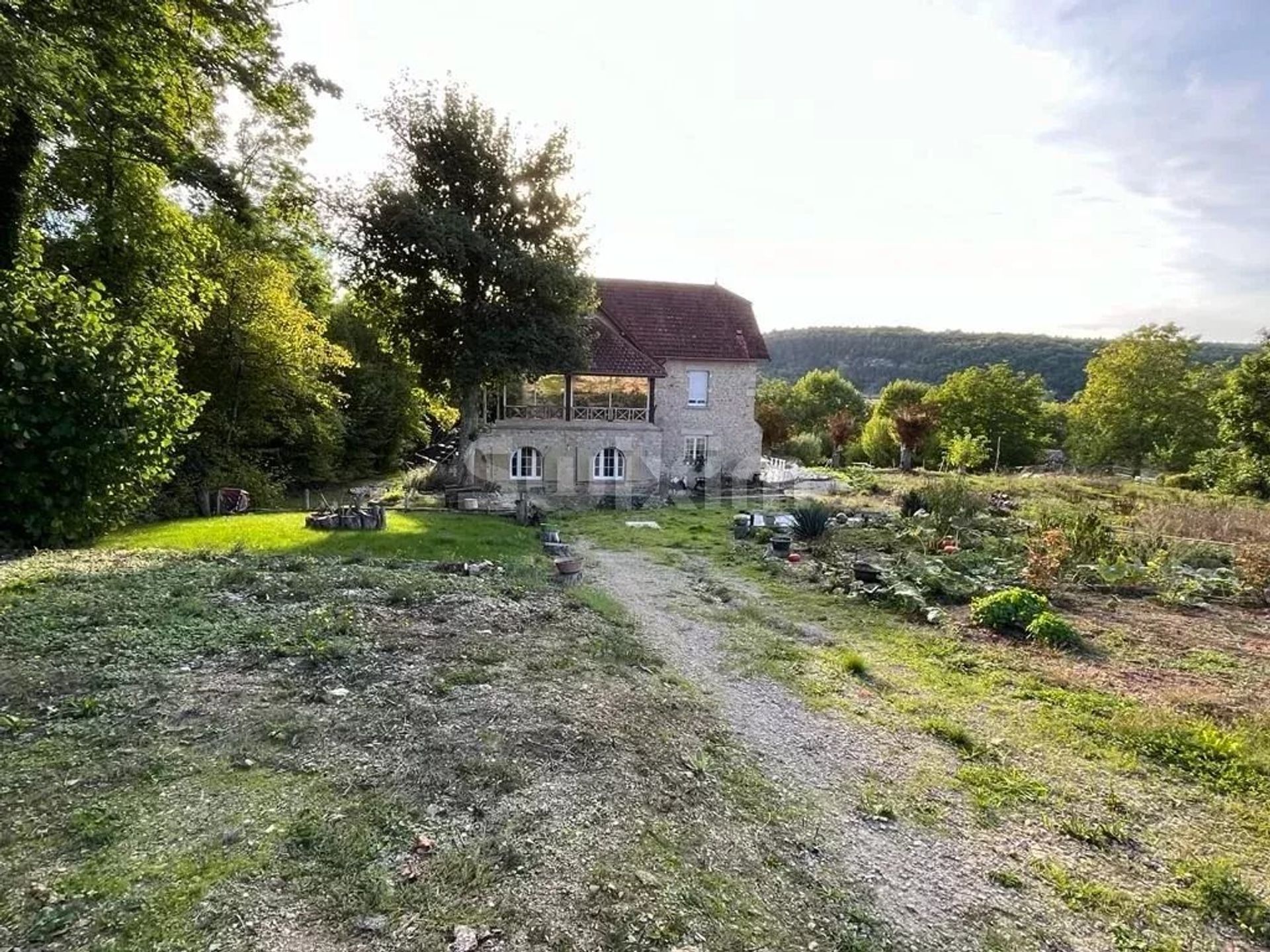 rumah dalam Avallon, Bourgogne-Franche-Comte 12896524