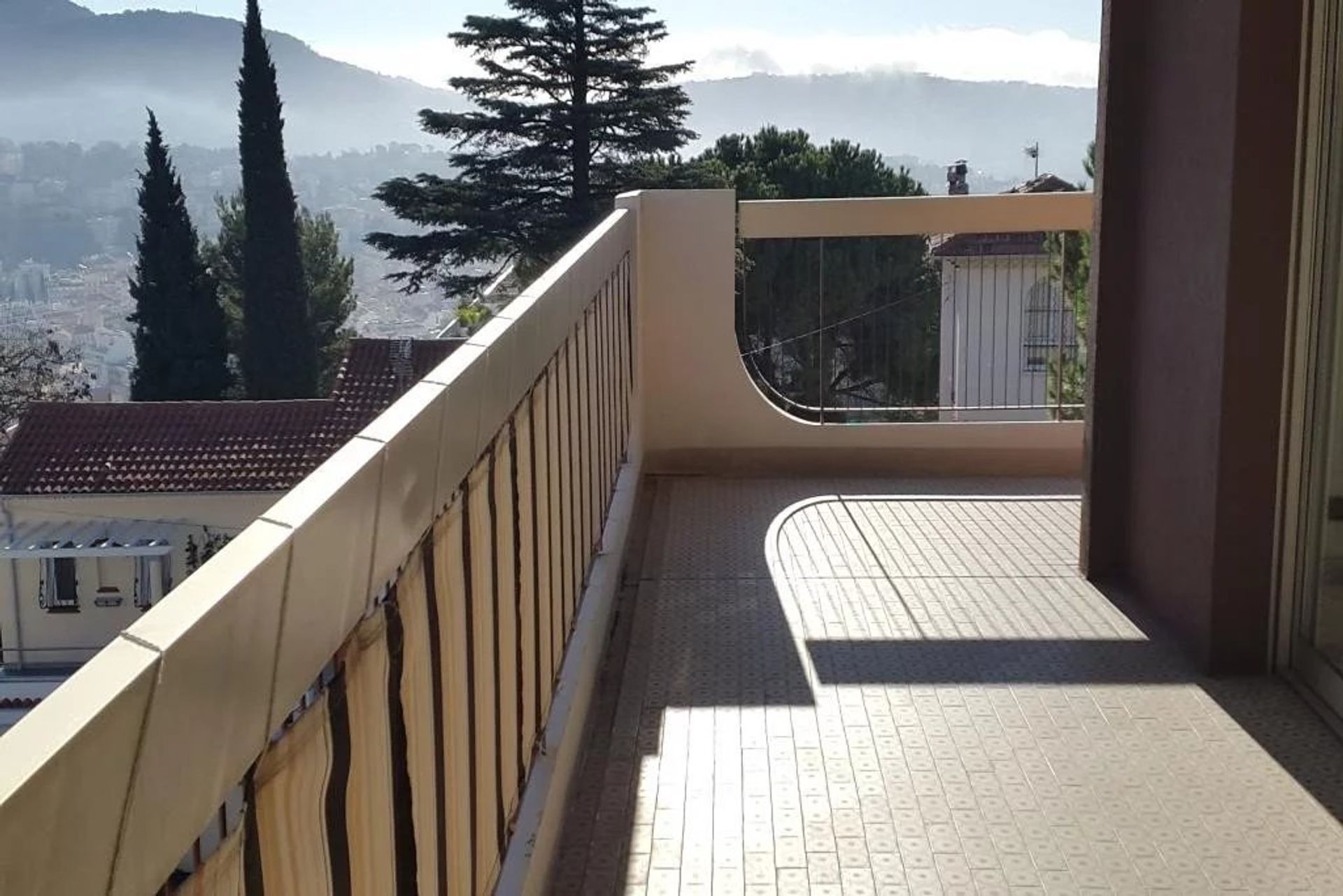 Osakehuoneisto sisään Kiva, Provence-Alpes-Cote d'Azur 12897017