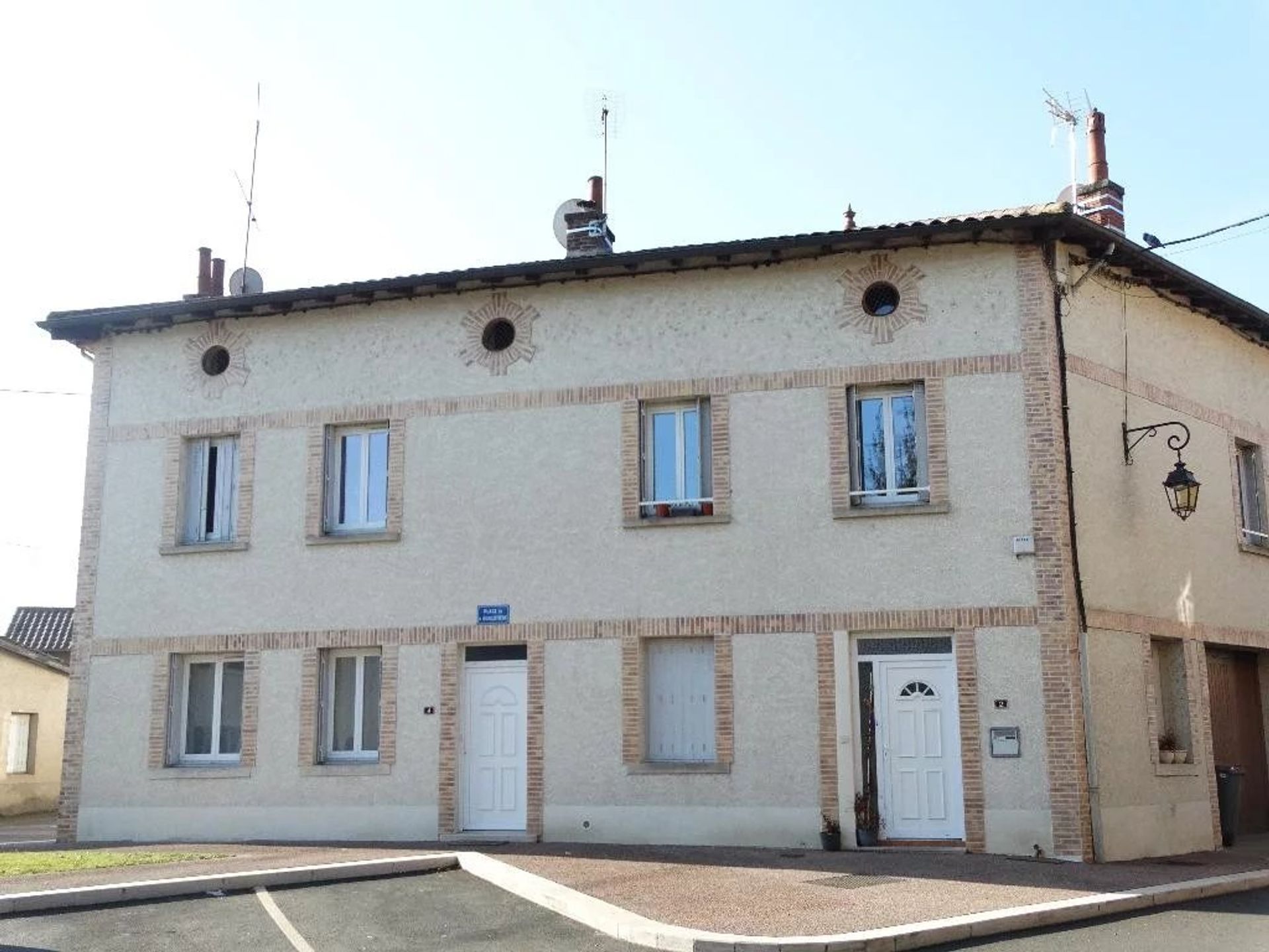 House in Guereins, Auvergne-Rhone-Alpes 12898797