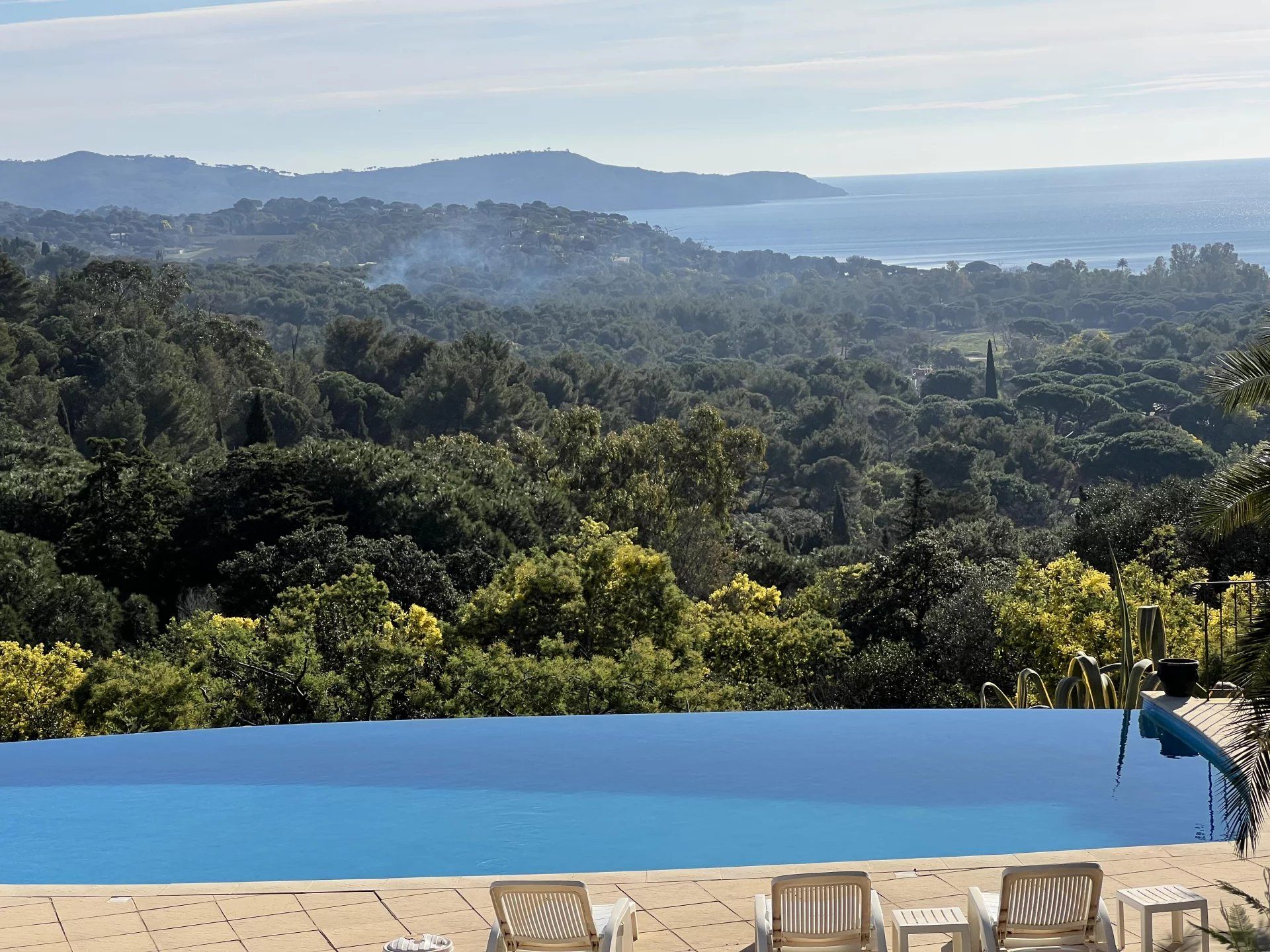 Talo sisään Cavalaire-sur-Mer, Provence-Alpes-Cote d'Azur 12899381