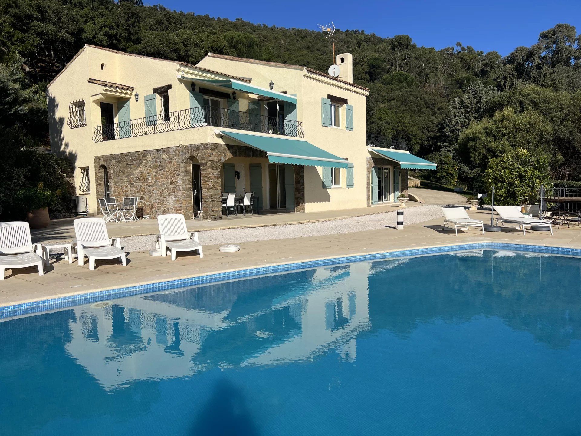 Talo sisään Cavalaire-sur-Mer, Provence-Alpes-Cote d'Azur 12899381