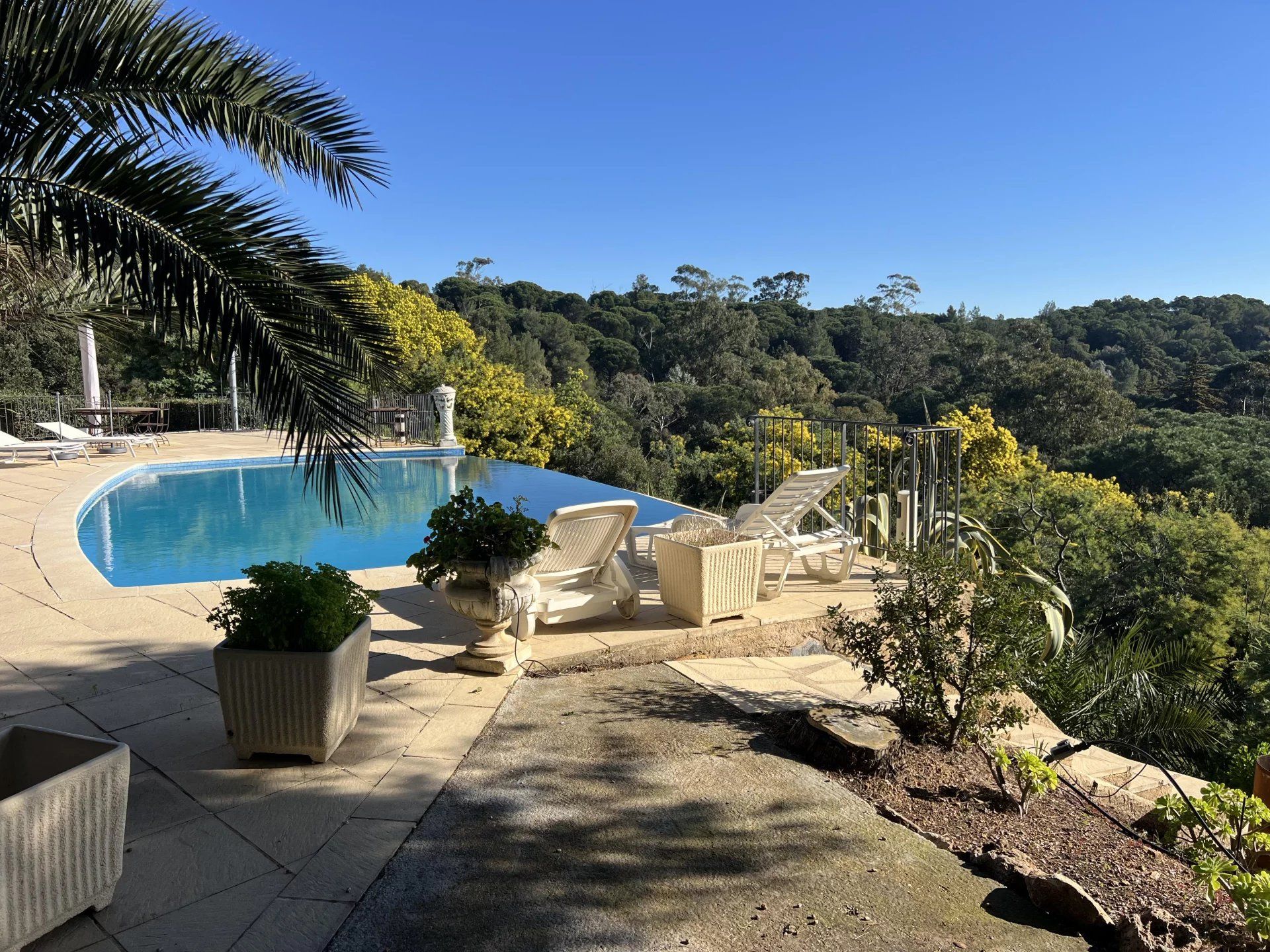 Talo sisään Cavalaire-sur-Mer, Provence-Alpes-Cote d'Azur 12899381